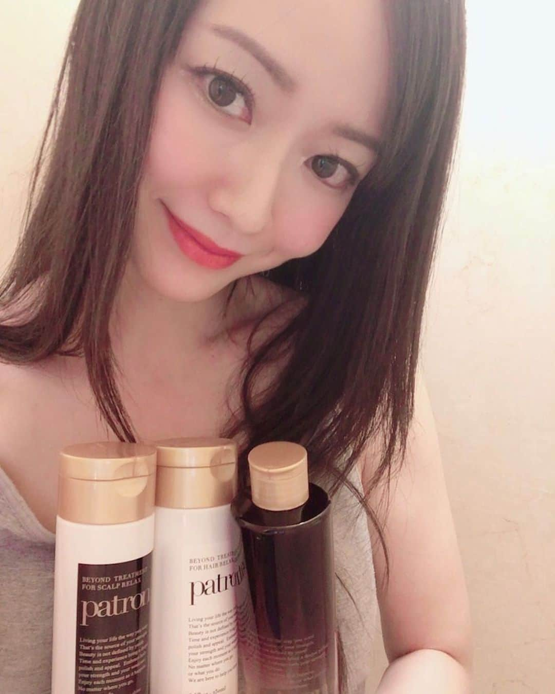 吉山りささんのインスタグラム写真 - (吉山りさInstagram)「『patron』ビヨンドのヘアケアを頂きました🛀🚿 ✨ 結論からお伝えします💍 『めちゃくちゃ良い😍💕』 ✨ 商品を使う前、HPを見て 良さそうだなー とは思ってましたが、いや〜ビックリ😍👀‼ ✨ 想像をはるかに超えてきました❤（笑） ✨ もうねー洗って乾かしてる時から違う✨ 🌈  乾かし終わって、髪の毛触ったら 『え？』 って驚いたくらいツルッツル😍 ✨ 乾かしたあとなのに 濡れたロングヘアを撫でてるみたい✨ ✨ 正直、香りの期待が1番でしたが、それ以上に髪の毛の生き返った感じがハンパない🥰 ✨ 最近ヘアメイクさんに 『髪の毛がめちゃくちゃ痛みやすくて😩』 と言ったら 「生きてるだけで痛みますもんね」 って言われてめちゃくちゃ納得😂 ✨ 洗う→与える→整える このビヨンドシリーズの3ステップでこんなにも変わるのか😍  18種類の美容成分が吉山りさの髪の毛にミラクルを起こしてくれました🥰✨ ✨ 写真のコームはトリートメントをより浸透させてくれるんですが、これまた使いやすい😍 初めて使いましたがハマりました💕 @patron.tokyo ✨ 香りはフワフワと言うより、 しっかり香る💕芯から香る💕  香りフェチの私は、時間で3変化する香りに何度もクンクン😍（笑） ✨ 久々に良いヘアケアに出逢え幸せです💓  商品もリボンで届き、まるで誕生日がきた錯覚に😂🎁 ✨ トラベルsetまでありがとうございました☺️ お風呂の楽しみまた増えました🛁💕 ✨ ✨ 🛁 ✨ ✨  #頭皮ケア #髪質改善 #patron #ビヨンドシャンプー #ビヨンド #ノンシリコン  #泡立ち も良いし#泡パック も楽しい  #頭皮マッサージ #地肌ケア #リフトアップ #エイジングケア #ダメージケア #肩こり #安眠 #疲労回復 #頭皮マッサージ してもらいたい笑 #マッサージ #massage #お風呂 #バスタイム  #hair #ロングヘア #ツヤツヤ #香り #ヘアフレグランス #treatment #コーム  #女の生きがいは女です ↑ #コンセプト 素敵😍 #gift 🎁」5月24日 8時42分 - oreorerisa