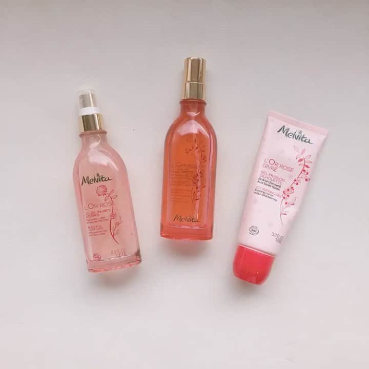 のインスタグラム：「🌏グリーンライフプロジェクト！ リアルオーガニック・ナチュラル®で世界を変えよう‼ 「Dear favorite organic 」up challenge ‼ ＊＊＊＊＊＊＊＊＊ @remes_meal ちゃんから バトンを受け取りました💫 ・ 3回目の最後は ◾️メルヴィータ @melvita_jp ・ オーガニックコスメとして人気ですよね😌 ボディケアも人気✨✨ これから来る暑い夏に向けて 活躍するアイテム💕 ・ 去年発売された （左から） ◾️ロゼエクストラ ウォーターオイル フォーレッグ ◾️ロルロゼ ブリリアント ボディオイル ◾️ロルロゼ オイルインICジェル ・ ボディオイルは、スプレー式だから、出すぎる事もなく使いやすく、ベタつかない、香りにもうっとり💕 ・ 脂肪の排出を促し、蓄積を防ぐ作用をもつ ピンクペッパーが配合されているボディジェル。 ジェルとローラーで−6℃のひんやり感じる涼感❄️ ・ メルヴィータでは、 使い終わった化粧品の容器を集めてリサイクルしていて、 私達もすぐに参加できる、 サスティナブルな取り組みもしているんです✨ ・ 他社製品のメイクアップ空き容器を含む化粧品空き容器を 『メルヴィータ』直営店舗で 回収し、持参した人には150円分のポイントをプレゼントしているんです🎁 回収された容器は再生原料へのリサイクルや熱利用等に活用されています👏🏻 ・ バトンを受け取ってくれたのは、 オーガニックな暮らしといえば！ @allganic_udai さん！ バトンを渡す前に早々とpostしてくださってました😂😂 ありがとうございます✨ ・ #グリーンライフプロジェクト #サスティナブル #オーガニックコスメ #ナチュラル #organiccosmetics #sustainable #melvita #メルヴィータ #greenlife #love #셀스타그램 #셀피 #셀카 #일상 #데일리 #뷰티 #미용 #좋아요 #화장품 #유기농 #유기농화장품」