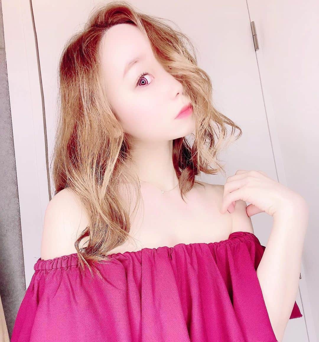 千咲まりさんのインスタグラム写真 - (千咲まりInstagram)「. And not just the chest and buttocks, but the clavicle is actually praised a lot💜  胸やお尻以外にも実は鎖骨をよく褒められます😊 この服4年くらい前に買ったんだけどやっと着た💓💞 @royalparty_official  今日こそコメント返信するね🙇‍♀️✨ . welcome comments 🇯🇵🇰🇷🇨🇳🇺🇸 ✩ ﾟ＊.｡.＊ﾟ＊.｡.＊ﾟ＊.｡.＊ﾟ＊.｡.＊ﾟ #千咲まり  #被写体 #被写体募集 #自画撮り  #カメラマン募集  #撮影会モデル  #大食い #グラビアアイドル #グラビアタレント #インフルエンサー #事務所探し中 #フードファイター  #コメントは全て返信します  #1mmでもいいなと思ったらいいね #フォローミー  #お仕事のご依頼お待ちしております  #コメントは全て返信します #いいね返し #like4likee」5月24日 9時02分 - marilyn_ooguikoakuma