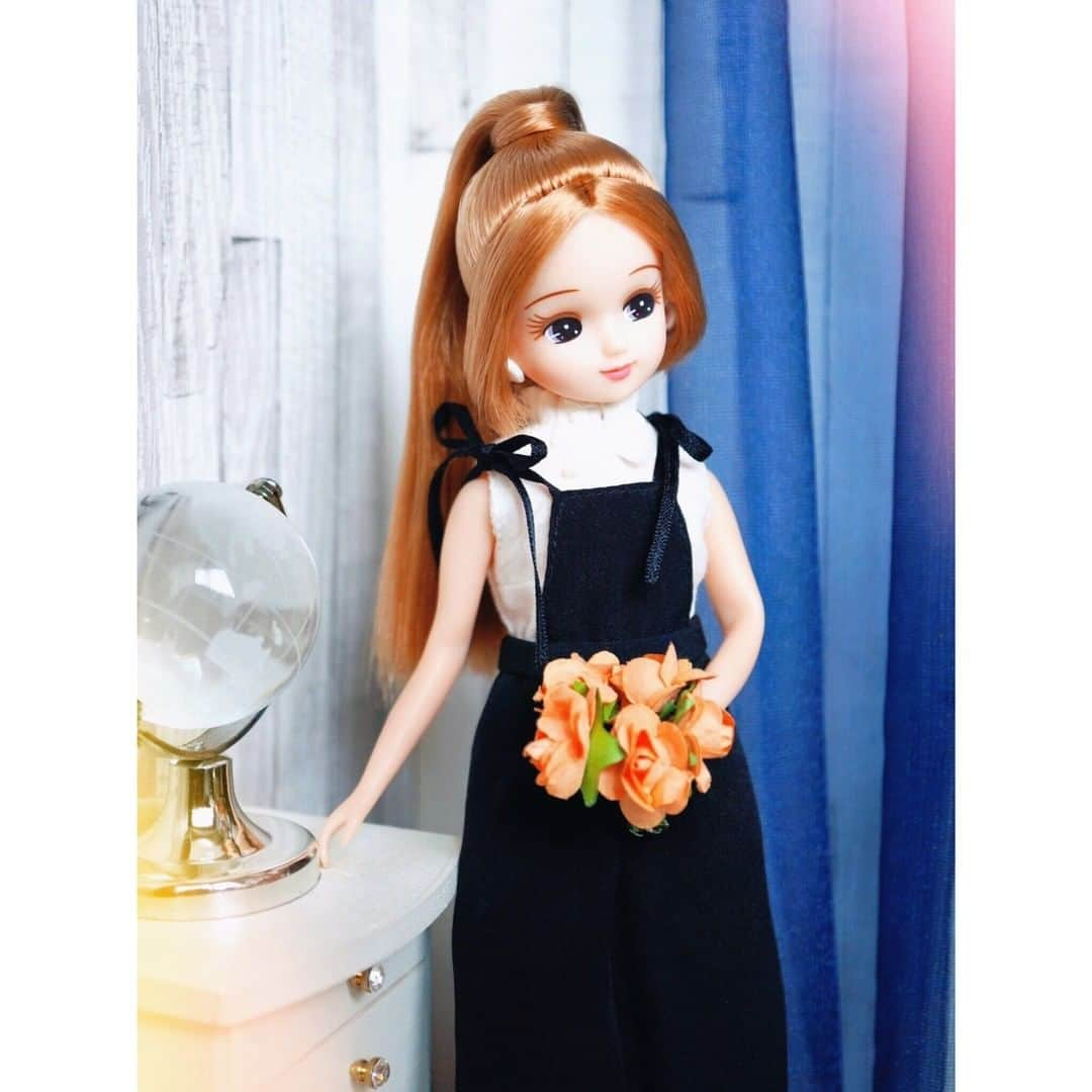 リカちゃんさんのインスタグラム写真 - (リカちゃんInstagram)「The main piece of my outfit today is a black pair of overalls ♪ 今日のお散歩コーデの主役は、ブラックの #オーバーオール ♪ 肩ひもの #リボン結び と、ハイネックのトップスのフリルの、さりげない女の子らしさもポイント♡ みんな、気づいてくれたかな？うふふ☆ #ootd #今日のコーデ #リカちゃん #fashion #ootd #hairstyle #licca #liccadoll #japanesedoll #japan #girl #instadaily #instagood #instagramjapan #instagram」5月24日 9時00分 - bonjour_licca