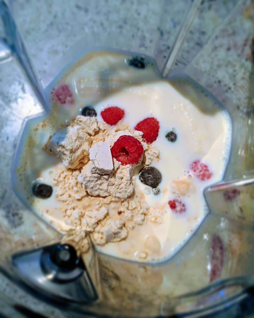 のインスタグラム：「Morning shake.  Soymilk,🍌,raspberry,blueberry,soy protein. Let's shake!  Good morning☀」