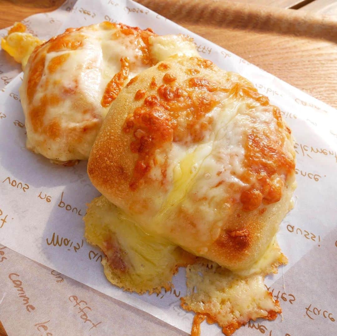 北海道じゃらん【公式】さんのインスタグラム写真 - (北海道じゃらん【公式】Instagram)「帯広のおいしいテイクアウト情報！ ﻿ ﻿ 帯広『麦音』のパンはいかがですか？ ﻿ 十勝の小麦と数種類のチーズが ﻿たっぷり入ったパン「とろ〜りチーズ」１個250円。 ﻿ 遠方の方は通販でも楽しめますよ♪ ﻿ https://www.masuyapan.com/onlineshop/ ﻿ ﻿ 【住所】北海道帯広市稲田町南8線西16の43 ﻿ 【営業時間】7：30〜19：00（現在短縮営業中） ﻿ 【定休日】不定 ﻿ ﻿ #北海道じゃらん #じゃらん #北海道じゃらん6月号 #北海道 #1日1得 #おうちで旅気分 #テイクアウトグルメ #帯広 #麦音 #パン #チーズ ﻿」5月24日 9時10分 - hokkaido_jalan