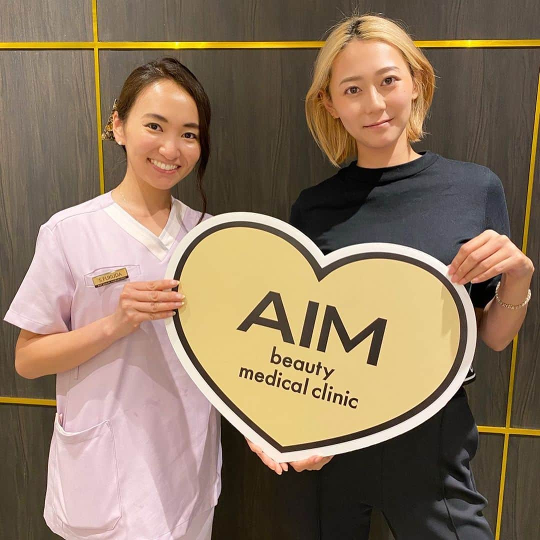 Mika Jimboさんのインスタグラム写真 - (Mika JimboInstagram)「【最新の脱毛は色黒も受けられる🙋🏽‍♀️】. . . 久々の脱毛はこんなに進化してた🤪﻿ ﻿ 8年前くらいに足とかワキは終わってたんだけど、たまーに出現するチョロ毛と、腕とうなじはやったことなくて、やりたかったかったから友達の @pu______ku2 2 ちゃんが働いてる @aimbeautyclinic で脱毛してもらった👼﻿ ﻿ ﻿ 昔は医療脱毛は色黒いとNGだったんだけど、今のやつって全然平気なんだね〜ここ、新しいクリニックだから機械も超最新で最高😇﻿ ﻿ 昔あの痛い思いしてやった脱毛はなんだったんだ😟﻿ ﻿ ﻿ しかも全身脱毛5回で¥149,000だよ？﻿ 昔は100万コースだったのにな。﻿ ﻿ 昔からずっといってるけど、脱毛は絶対に医療がいいよ👻﻿ ﻿ 予約は彼女に直接DMしてもらえれば予約とってくれるし、わかんないことは相談したらいいと思うよー。﻿ ﻿ とりあえず、新しいから店内広くて綺麗すぎる🤩﻿ 肌つるつるになるには脱毛が近道だよ！﻿ ﻿ #脱毛#医療脱毛#レーザー脱毛#無毛主義#無毛#美肌#肌ケア#おこもり美容#AIMbeautyclinic#美容外科#美容クリニック#美容皮膚科#脱毛したい」5月24日 9時23分 - mikajimbox