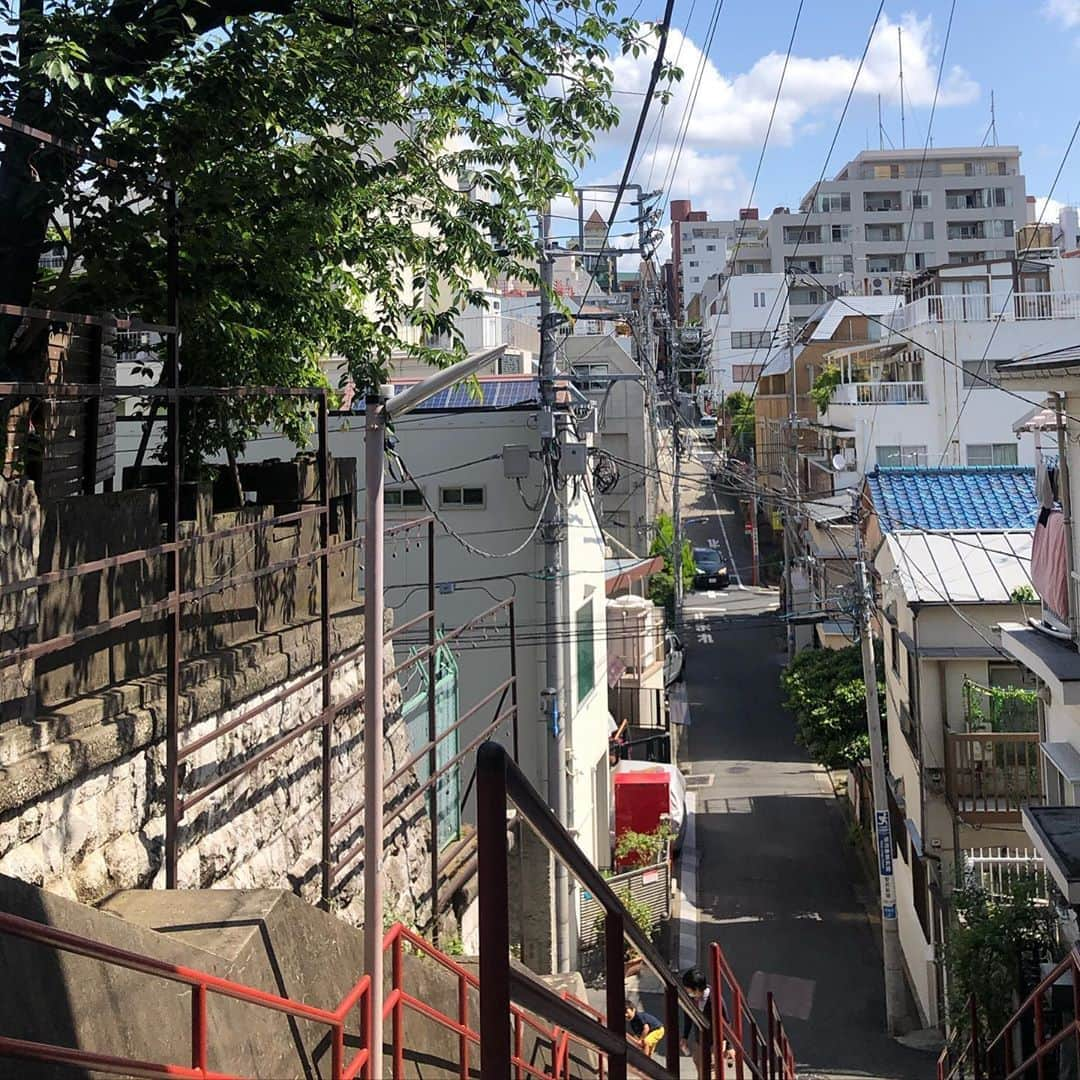 宇佐美進典のインスタグラム：「ほぼ同じアングルで。　#君の名は　#聖地巡礼 #須賀神社」