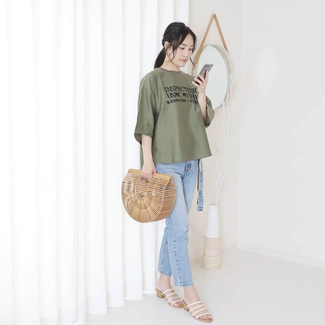 Eri Satoのインスタグラム：「olive green×denimコーデ · tops: @blancbasque pants: @minelal__ shoes: @randa_pic · 前にもアップした、 👉綿シルクバックサテン布帛Tシャツ【BB01-107】 の色違い💛 こっちの色も良いよね✨ @blancbasque のトップのURLから買えるのでぜひチェックしてね🤗 · 6月からは普段通りに戻るのかな～ この生活に慣れてしまって、それはそれで不安😂 · #blancbasque #ブランバスク#高身長コーデ#ママコーデ#カジュアルコーデ #春コーデ#fashion#ootd#outfit#code#coordinate#style#ファッション#コーディネート#コーデ#プチプラ#プチプラコーデ#シンプルコーデ#mamagirl#locari#partegram#カジュアル#お洒落さんと繋がりたい」