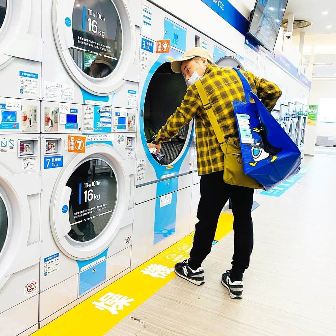 rollmakikoのインスタグラム：「今週はパパ担当 いつもの#ブルースカイコインランドリー  @blue.sky.laundry  昨日おうち焼肉したから 服だけじゃなくカーペットを洗いにきたよ💕 . 服も衣替えしたし、気持ちいいなぁ〜👚 シーツやカーテンもいっぱい洗えるし、 やっぱりコインランドリー大好きだあ❤️🤤❤️ . いまからハンターの公園で遊んで出来上がりを待ちますっ🧡🧡🧡 . #コインランドリー #コインランドリー好き  #ブルースカイランドリー公式アンバサダー  #ブルースカイランドリー #鈴鹿ハンター　#鈴鹿ハンター店  #鈴鹿 #洗濯大好き　#ハンター大好き　#乾燥機 #ふわふわ　#洗濯物　#梅雨　#雨の日  #晴れの日 #カーペット洗濯」