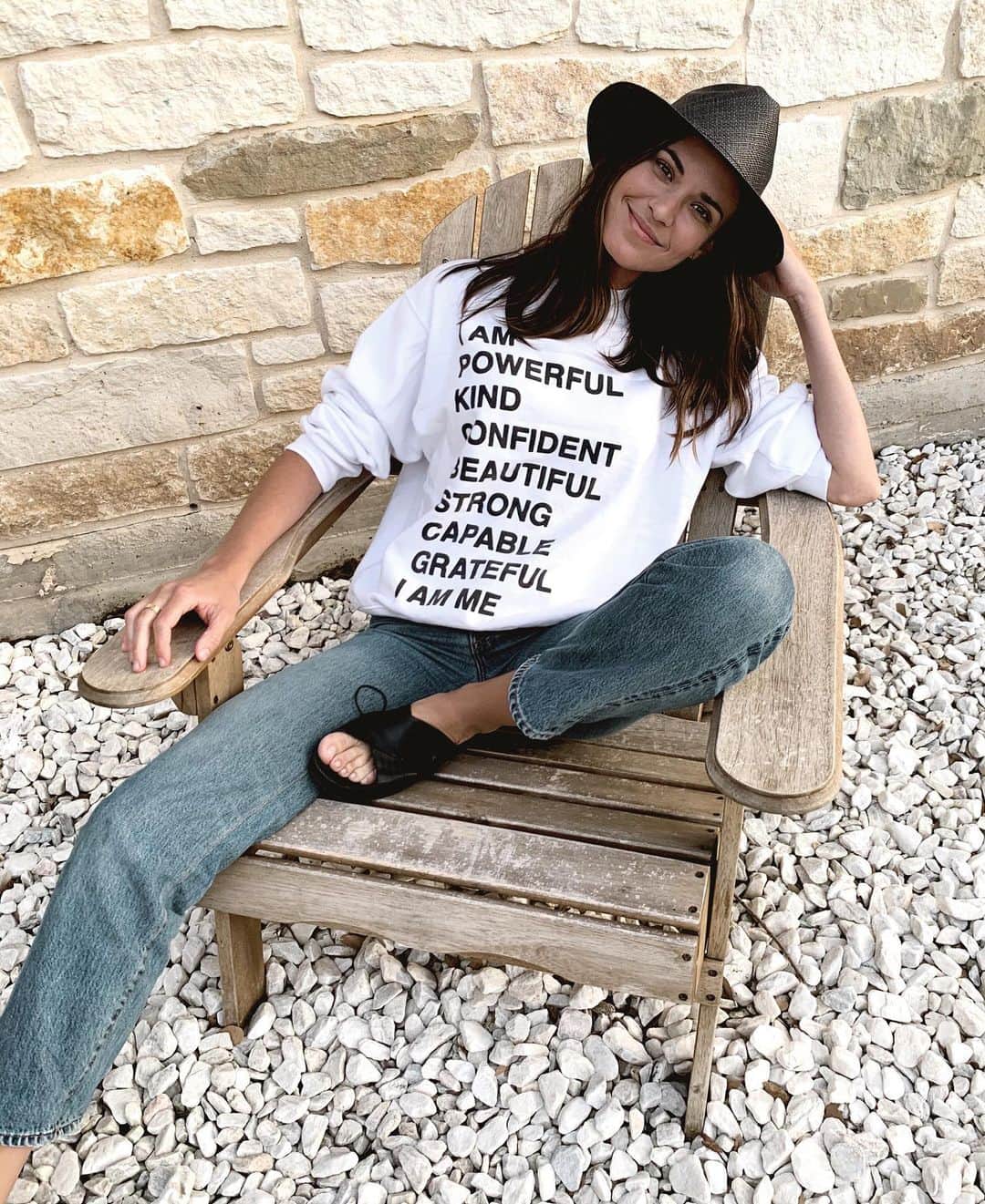 オデット・アナブルのインスタグラム：「Not taking this off 🖤 Thank you to my girl @ashleesimpsonross and @aninebingofficial for sending me this empowerment sweatshirt. I love it and I feel all of these things about you! A portion of every sweatshirt sold goes to @everymomcounts. Win win. #empoweredbyaninebing」