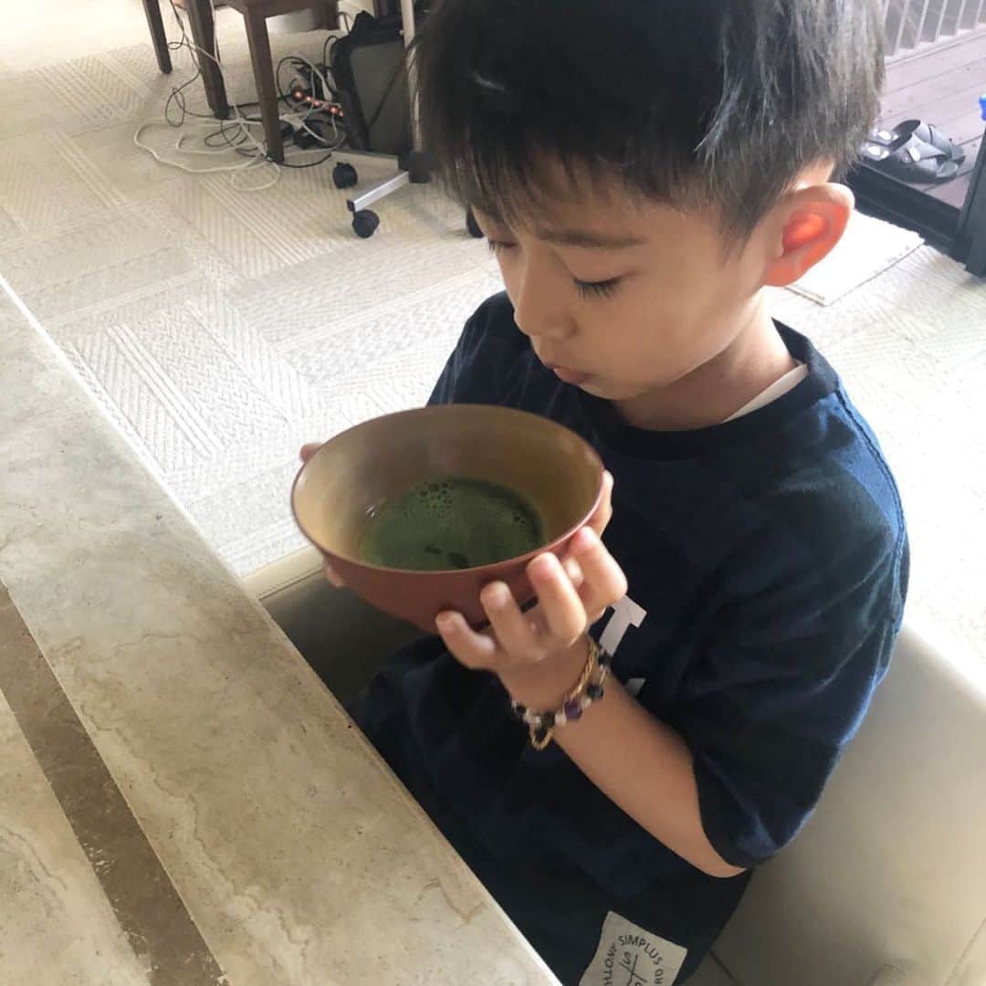 市川海老蔵 （11代目）さんのインスタグラム写真 - (市川海老蔵 （11代目）Instagram)「“Please take a picture as I whisked it well - “ says my son. Seems like this is well made green tea matcha for Kangen. Nice! Enjoy😊❤️ * 上手くできたから撮ってぇ〜 と、 勸玄の中で これが上手くいったみたいです。 いいね！ 楽しんで😊❤️ #市川海老蔵 #海老蔵 #成田屋 #歌舞伎 #ABKAI #ABMORI #ebizoichikawa #ebizo #kabuki #thunderparty #theater #theaterarts #actor #japan #classic」5月24日 9時58分 - ebizoichikawa.ebizoichikawa