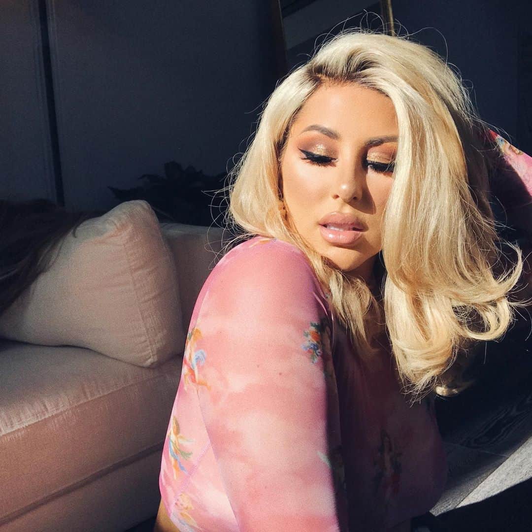 Chrisspyのインスタグラム：「If you look closely... there’s a wig on the couch 😂 had fun glamming today! More pics of this look to come 😘」