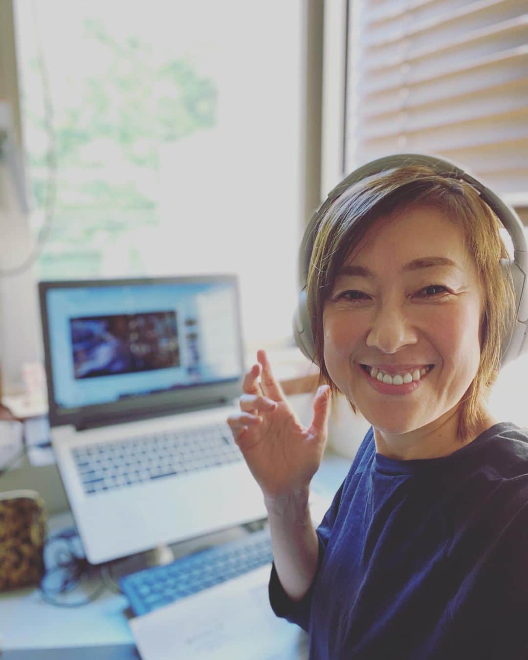 小西美穂のインスタグラム：「ヘッドホン買いました🎧﻿ これは良いー！！！﻿ ノイズキャンセリングで﻿ 授業の音声が抜群に聴きやすくなって﻿ ワイヤレスでつけ外しが簡単なのも楽！﻿ ﻿ ゼミの発表が近いので﻿💦 朝から晩まで机に向かってるのですが、﻿ たまーに大音量で好きな音楽聴いて♪﻿ ストレス解消にもなります。 ﻿ コロナ後の学生生活。﻿ わたしの新しい味方です💻👩‍🎓﻿ ﻿ #ヘッドホン #オンライン授業 #社会人大学院生 #社会人大学生 #大学院 #大学院生 #早稲田大学 #学生生活 #おうち時間 #stayhome #headphones #wirelessheadphones #コロナ情報はストーリーズに投稿中 #masterstudent #gradschoollife #gradschoolgrind #backtoschool」
