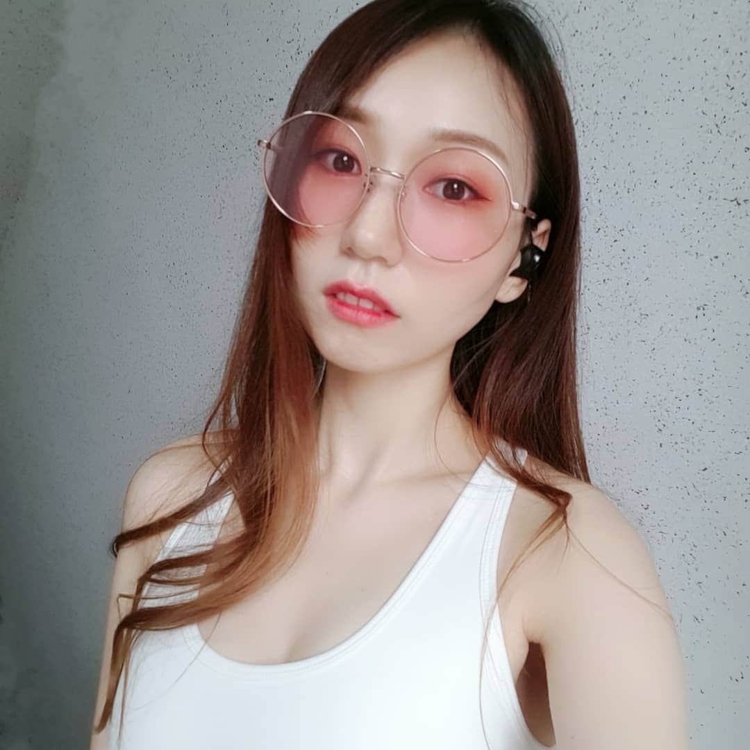 우~~사기다さんのインスタグラム写真 - (우~~사기다Instagram)「올여름은 핑크 썬구리!  @unknown_eyewear」5月24日 10時08分 - usagi4242