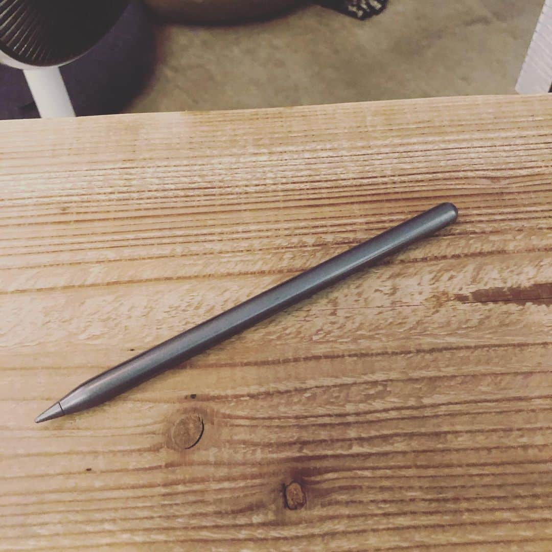 林ゆうきさんのインスタグラム写真 - (林ゆうきInstagram)「Apple Pencilも色味が合って無かったので塗ってしまった。 後悔はしていない。」5月24日 10時19分 - yukihayashi1231