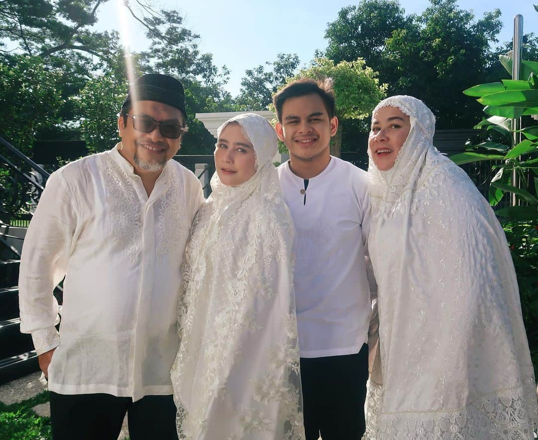 Prilly Latuconsinaさんのインスタグラム写真 - (Prilly LatuconsinaInstagram)「Selamat Lebaran!  Mohon maaf lahir bathin ya semua! Walaupun di Rumah aja dan gak nerima tamu, tapi gak kesepian karena yang kerja di Rumah gak ada yang pulang kampung. Suasana Lebaran tetep kerasa hangat dan seru! semoga kalian juga ya ❤️」5月24日 10時38分 - prillylatuconsina96