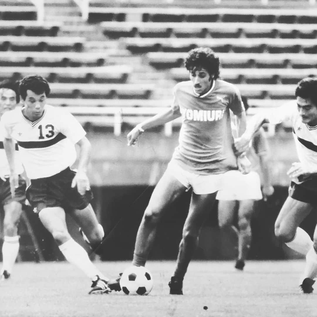 のインスタグラム：「今週もサッカーの試合がない週末ですね。 . ですが、報道では希望を感じる話も出ていましたね。 . これまでと変わらず油断することなく安全、健康を最優先にした上で再開に向けて進んでいくことを願っています。 . 再開は無観客になるとか、制限があると思うのですが、サッカーを楽しめる日が戻ってくることを楽しみにしましょう。 . 私が来日した頃は観客がほとんどいない競技場で試合をしていました。 . 1984年くらいからビートたけしさん、明石家さんまさん、木梨憲武さん、椎名桔平さんたち芸能人のみなさんが、一緒にサッカーを盛り上げてくれて、スタジアムに人が来てくれるようになって、日本代表の活躍、1992年のJリーグカップで一気に盛り上がりました。 . 1993年のJリーグではエンターテイメントの中心にサッカーがある感じでした。 . 満員のスタジアムでたくさんの声援や歓声の中での試合で選手のモチベーションは高くなりプレイが変わりました。 . そういった変化を体験してきたのでファン、サポーターの声援、歓声の力を知っています。 . そして、スタジアムで声援が送れなくてもファン、サポーターの気持ちは選手に届き、パワーになることも知っています。 . 距離ではないです。 . ハートです。 . もう少しの間、遠距離恋愛ですね。 . リーグやクラブは、ファン、サポーターの思いを選手に届ける方法を作り出してくれることを期待します。 . もちろん、メディアのみなさんの協力がなければプロスポーツは盛り上がりません。 . メディアのみなさん、よろしくお願いします。 . #jリーグ #jleague #スポーツ  #ラモス瑠偉　#ramos #ruyramos #カリオカ　#carioca #サッカー　#Futebol #soccer #Football #Futsal #Beachsoccer #ldh #ldhsports」