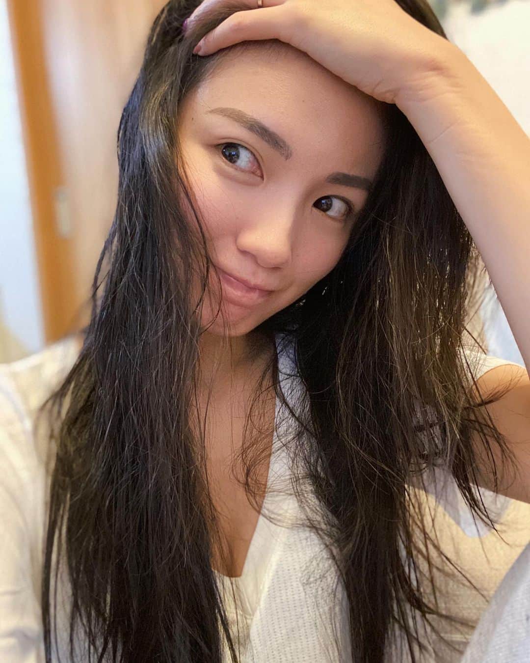 吉田愛璃のインスタグラム：「. . 最近使ってるヘアケア品✌︎ 今日なんか朝シャン上がり、オイル塗って家事しながら自然乾燥www 写メは半乾き状態です🙏  枝毛が無いの嬉しいけど 自粛あけたらバッサリいく予定🤍  #ヘアケア #ヘアケア用品 #kerastase #meeth #miseenscene #黒髪 #黒髪ロング」