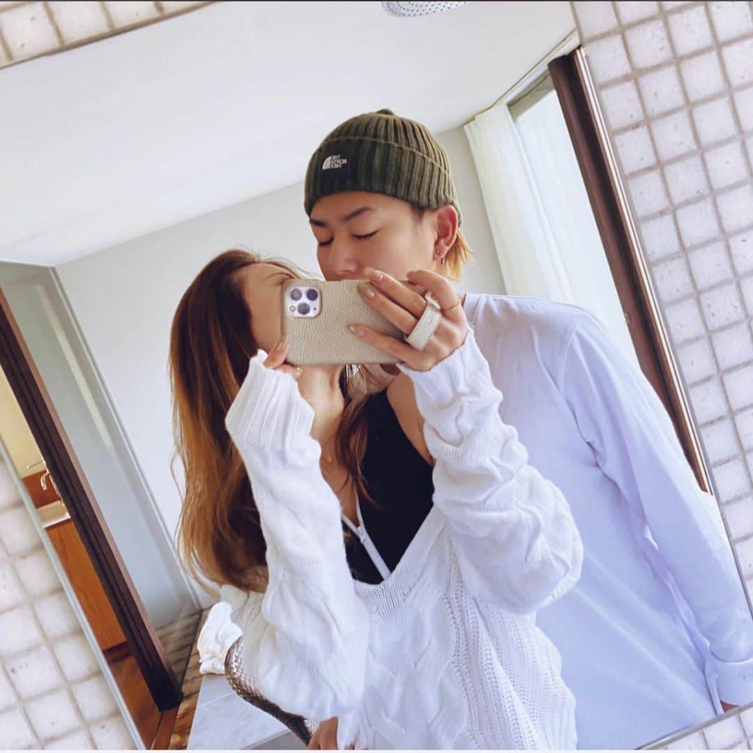 のインスタグラム：「#weddinganniversary 🕊 結婚1年記念日💍🤍 . 結婚して1年 夫婦の絆も前より深まってます🌿 やっぱり悠を選んでよかったなって 最近つくづく思います🧡 . 悠もりむも本当に大好き🐈💗 . #これからもよろしくね #今日は食べに行きたい . 写真の加工方法とかYOUTUBEにUPしたよ🧡 みにきてね✔︎ ▶︎https://youtu.be/2zyLH-RxdMU . . #夫婦円満 #夫婦生活 #結婚記念日」