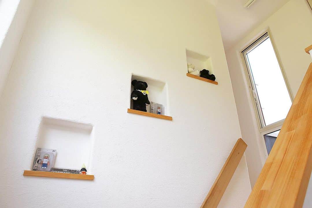 homelife 夢を叶える暮らし方のインスタグラム：「【階段にもインテリア】 . . ニッチにお気に入りの小物を飾って 何気ない階段もこだわり空間に！(*'ω'*) . . こちらのお家はアーキホームライフのお施主様邸の施工写真です。 その他の施工写真は、 @homelife_gallery のURLからご覧いただけます。 . 家づくりの資料請求はコチラから @homelife_shiryou . . #ニッチ #ニッチ飾り #ニッチ収納 #階段 #飾り棚 #こだわり #こだわり空間 #かわいい #お気に入り #ぬいぐるみ #マイホーム計画 #ローコスト住宅 #マイホーム #夢のマイホーム #間取り #シンプルな暮らし #暮らしを楽しむ #注文住宅 #自由設計 #デザイン住宅 #myhome #family #house #home #homelife_京都 #homelife_大阪 #homelife_兵庫 #ホームライフ #ホームライフ100 #アーキホームライフ」