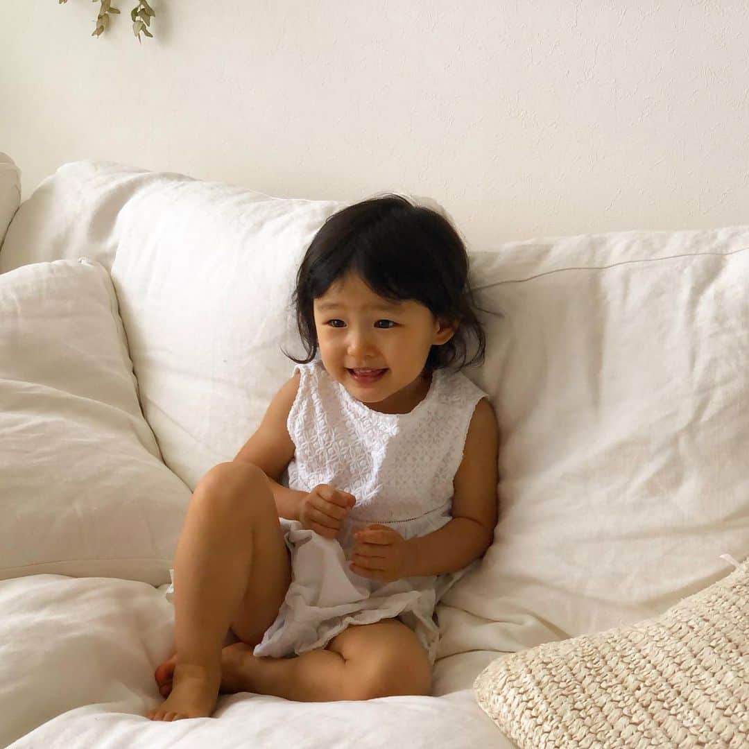 都倉賢のインスタグラム：「1000日おめでとう㊗️ 生まれてきてくれてありがとう😊  はじめて娘が泣いた日。  はじめて娘が笑った時。  はじめての月曜日。  はじめての雨。  はじめての離乳食。  はじめてをあげたらキリがないな…笑  徐々に娘の「はじめて」を共有出来なくなると思うと少し寂しいけど、これからも娘の成長に寄り添っていきながら親としてたくさん学ばせてもらいたいです！！！」