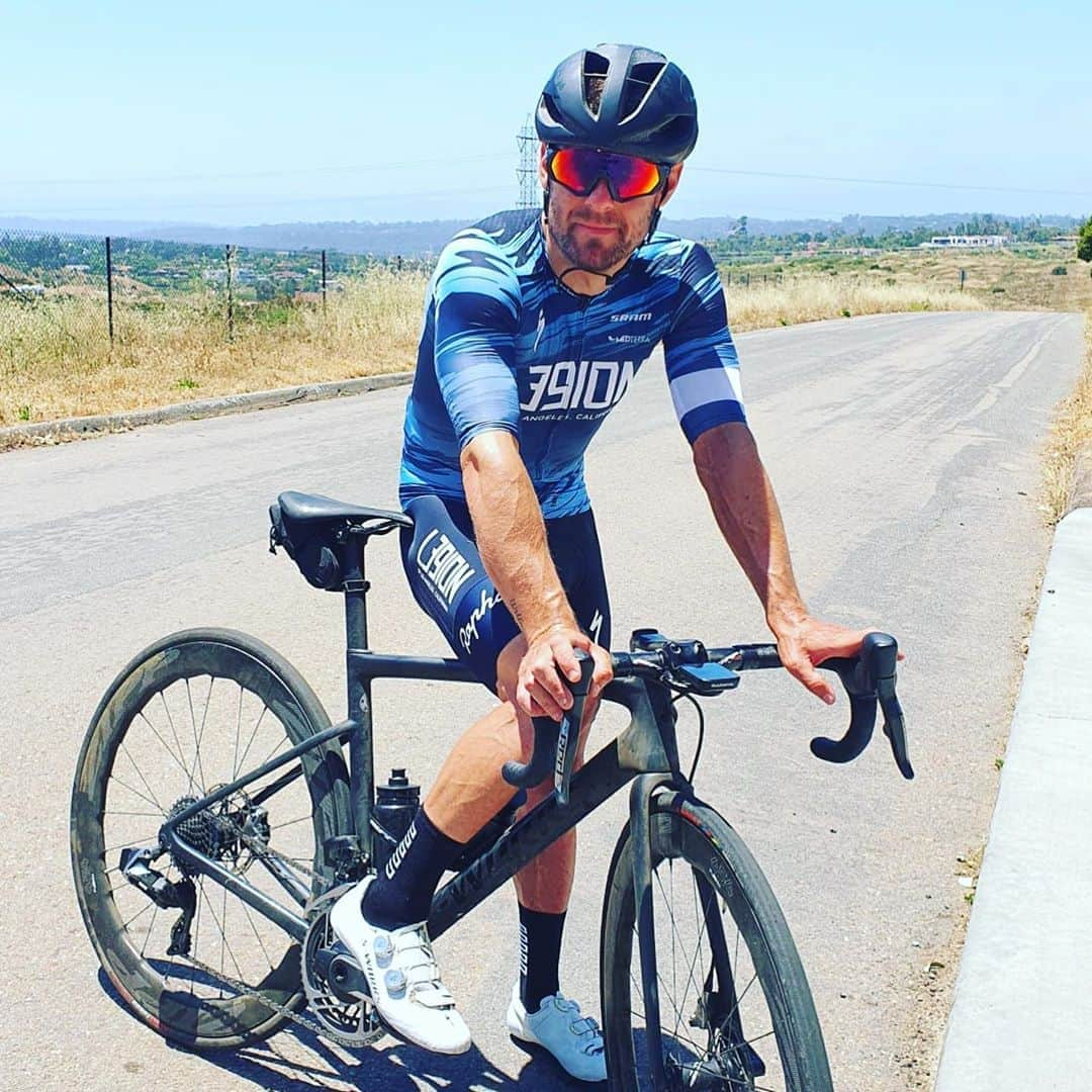 カル・クラッチローのインスタグラム：「Ready to help pull the train when you need @l39ion.la …  @juswilliamz @nationsnumber1beast  @iamspecialized @sramroad @zippspeed @rapha @simonmottramrapha 📸 @dakotamamola」