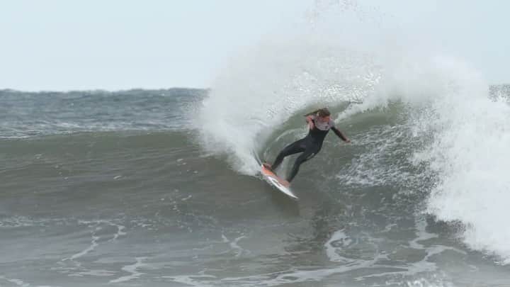レイキー・ピーターソンのインスタグラム：「5 to the beach 🤷🏼‍♀️ been leg burners around here lately. 🔥  video- @zaclovelessphoto」