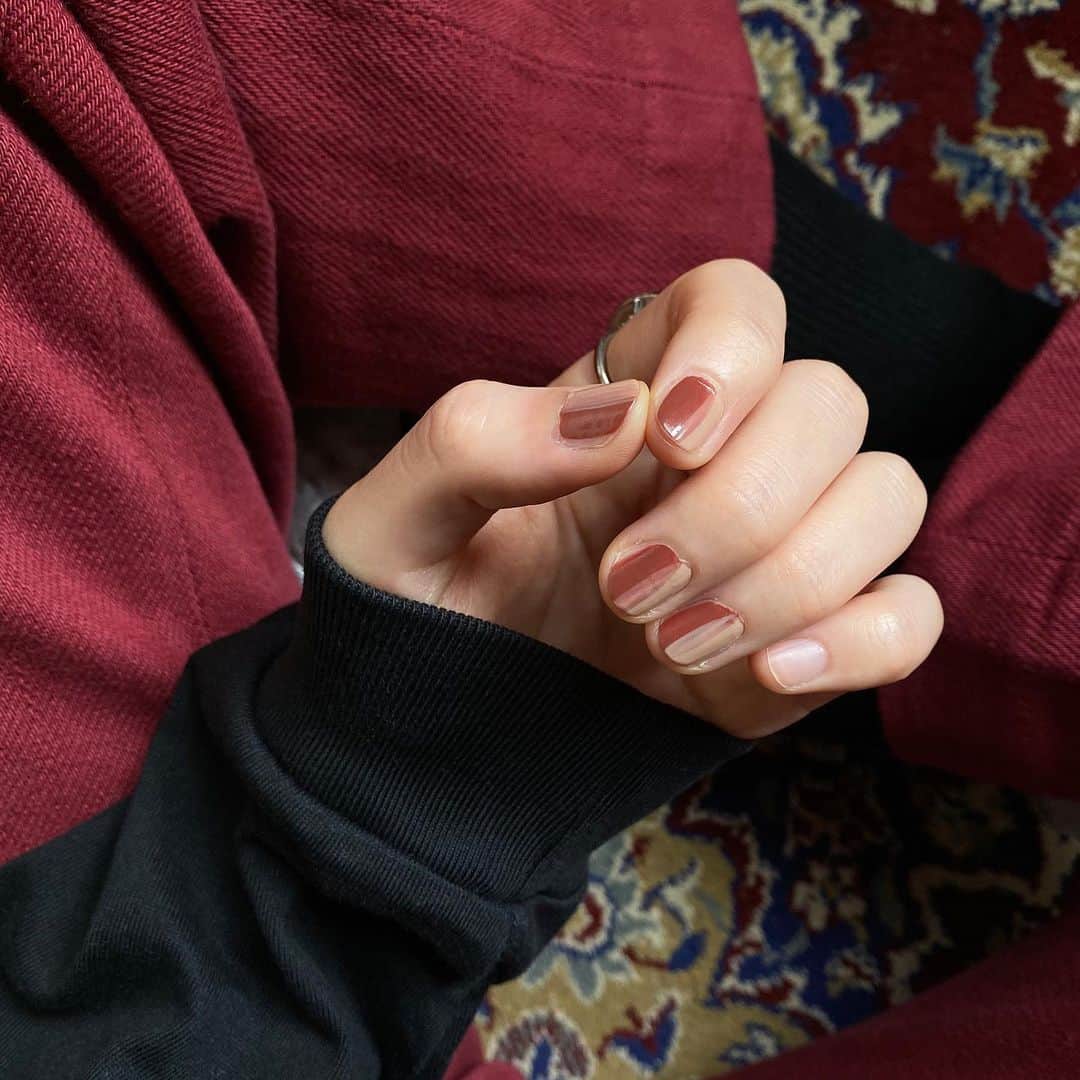 のインスタグラム：「🥀🐪🕶 赤とベージュ。 赤のパンツは攻めた感じでなかなか外には履いて行きにくい😑 . . . #selfnail」