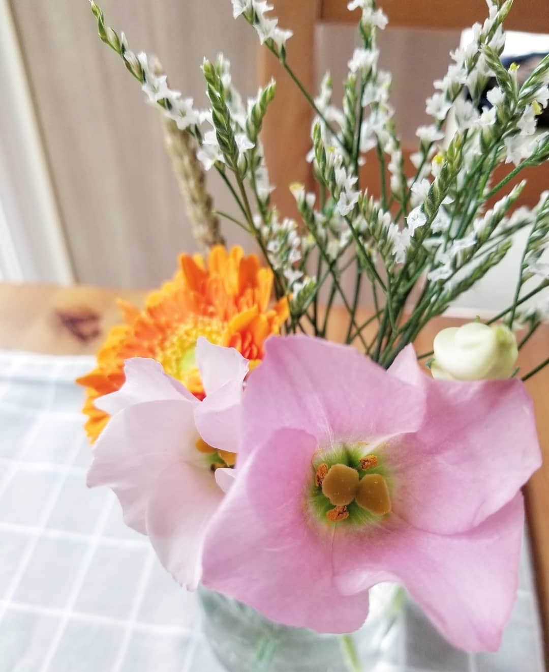 koyukkuma 一条工務店さんのインスタグラム写真 - (koyukkuma 一条工務店Instagram)「• 今週も @bloomeelife さんのお花でお部屋が明るくなりました💐 • お花をゆっくり選びにいけない今、 選びに行けるようになってもお花の選び方が分からない、 仕事が忙しくてお花屋さんに行けない。 • そんな方にオススメの、ポストに届くお花の定期便💐 • 初回のお花お届けが無料になるクーポンがありますので、気になる方はクーポン使ってお試ししてみてくださいね🎵 • ■クーポンコード：kuma ■有効期限：2020年5月31日 • • おうち時間を使って、お部屋をすっきり片付けてお花を飾る「 #お花で片付けチャレンジ 」を実施してます💐 • 参加された方の中から抽選で1名様に【すっきり暮らせる "アクセサリースタンドツリー"】をプレゼント🎁 • ストーリーから飛べるようにしておきます😊 • #bloomeelife #お花で片付けチャレンジ  #暮らしを整える #PR」5月24日 10時58分 - kumasan_ismart