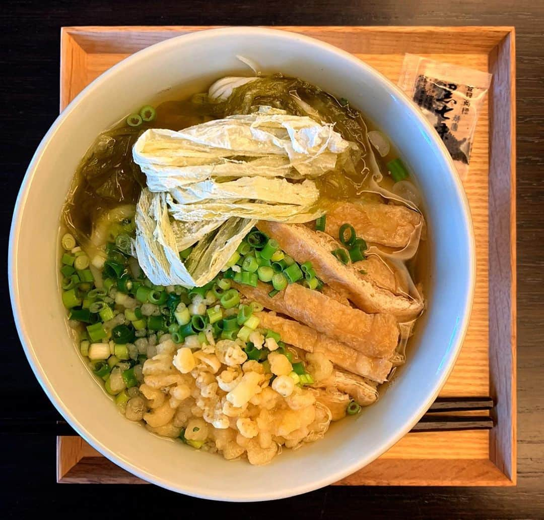 祐真朋樹さんのインスタグラム写真 - (祐真朋樹Instagram)「サンデーうどん！ #ステイホーム #朝ご飯 #黒七味 #とろろ  #祐ご飯 #利ご飯 #サンデーうどん #てんかす  #たぬき #ハイカラ  #きざみ#きつね  #ちゅるちゅる @gionhararyoukaku」5月24日 10時58分 - stsukezane