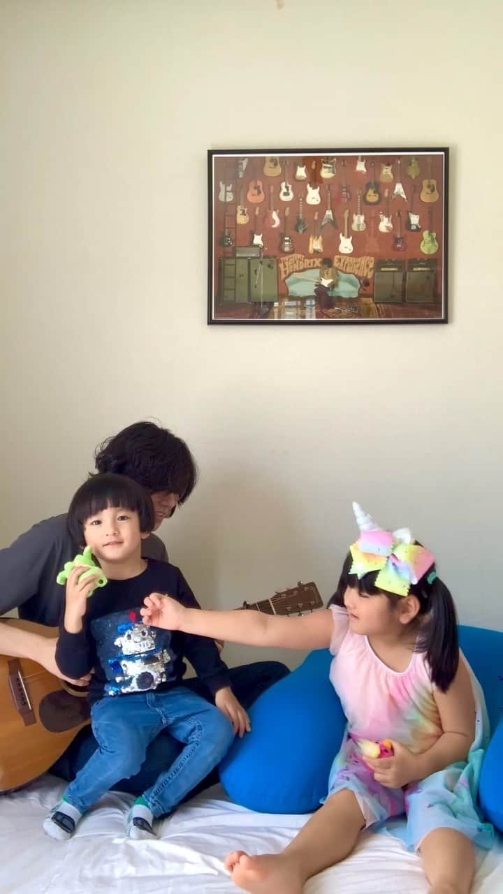 永井聖一のインスタグラム：「ノーモアコロナ、ビバ四角革命 No more COVID, VIVA LA SQUARE REVOLUTION◇ #四角革命 #弾き子守」