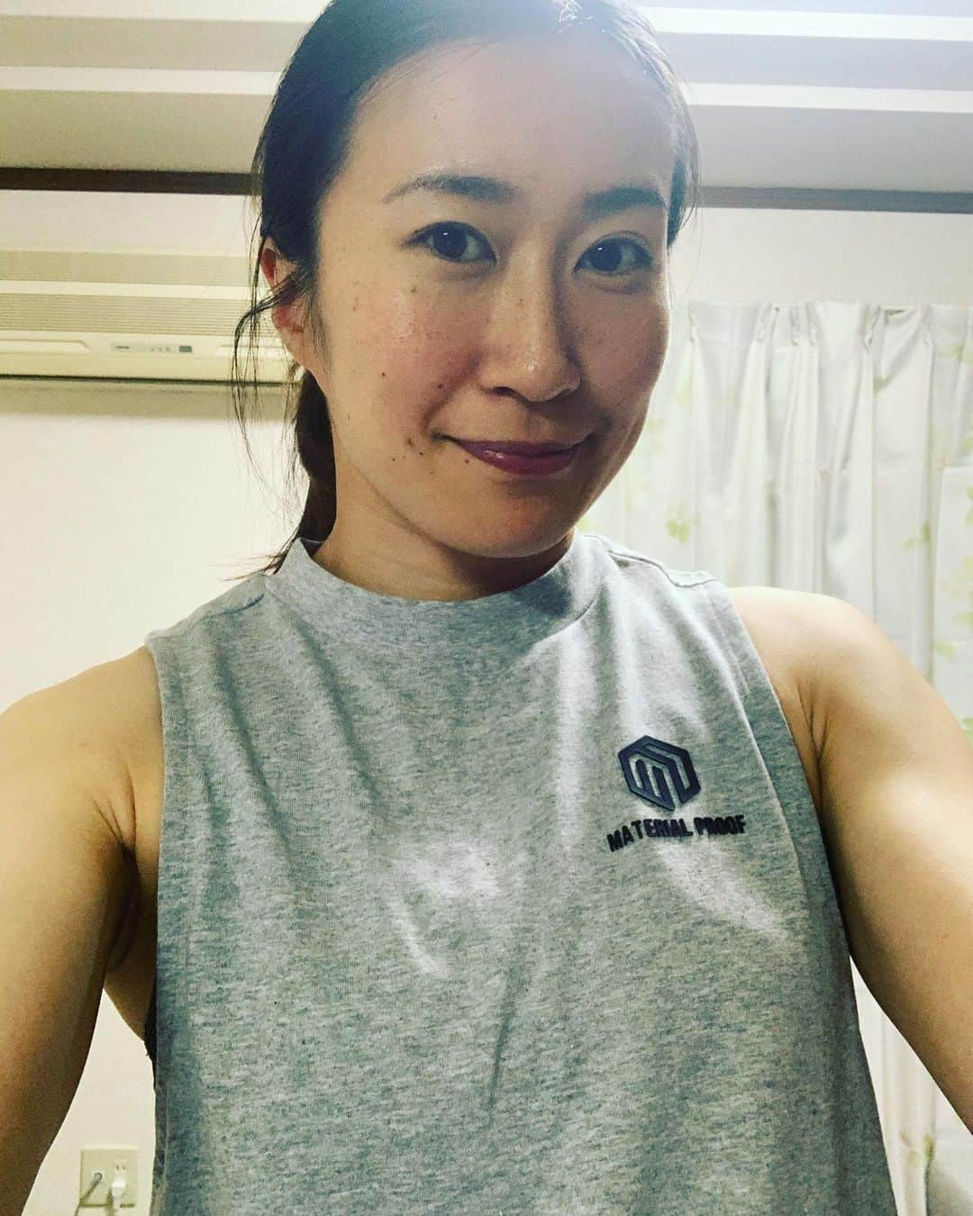 のインスタグラム：「笑顔でいること、とっても大切❤️ 笑顔になれる場所を作れたら、とっても幸せ❤️ トレーニング中ってきついと思うんだけど、みんななぜか笑顔なんだよね笑 声かけるともっと笑顔になってくれるんだよね！ きついーーー😆みたいな。 頑張るーーー😆みたいな。  だから、やめられないよね😊  一緒にトレーニングして、沢山の笑顔に触れたら、こっちまで笑顔になってすっごく素敵な時間を過ごさせてもらってる🥰  Infinity ONEでオンライントレーニング開始して、幸せを感じる瞬間❤️ いつもみんなありがとう☺️❤️ #20分トレーニング #オンライントレーニング #Infinityone #ハンドボール #女子アスリート #オリンピック」