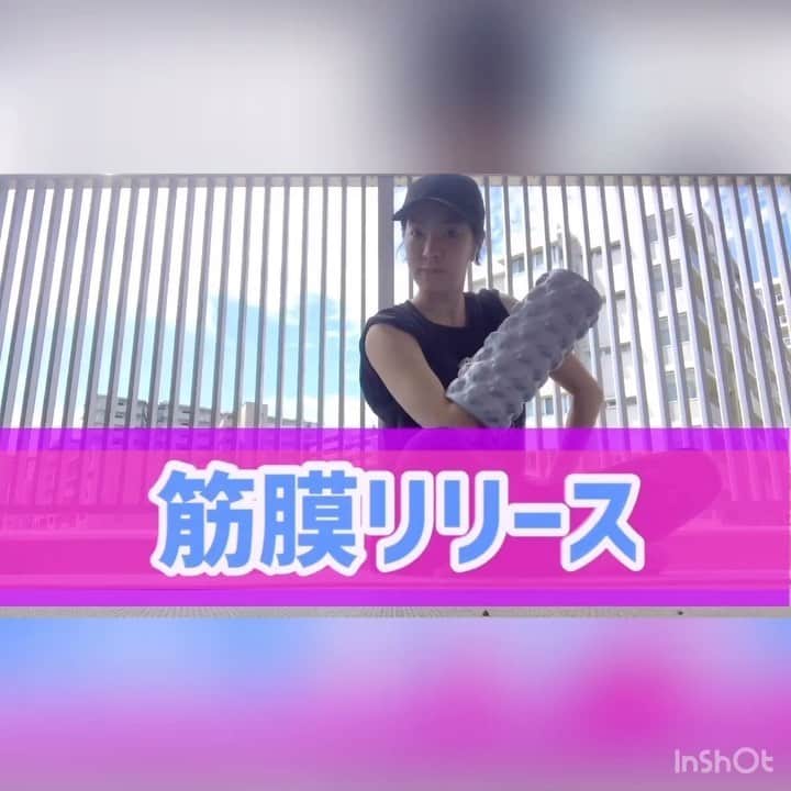 のインスタグラム：「🎥💭 ．  #フォームローラー で #筋膜リリース ．  詳しくはYouTubeをチェックしてくださいませ✔️✔️🎬 rikaちゃん( @1.rika.29 )が過去に載せてくれてますー👍 【phygic】で検索🔎 ． ほぐすとカラダがとってもラクになります✨✨ おうち時間が増えてから、フォームローラーの存在に助けられています👏 ． オススメほぐしポイントは腹部周り。 くびれ方が違います☝️ ． 腰痛のある方は、臀部のほぐしも良いですが、 テニスボールやゴルフボールがあればへそ下辺りをほぐしてみて下さい🎾 ． #ジム #トレーニング  #ダイエット #ボディメイク #筋トレ #自重トレ #自重トレーニング  #ワークアウト #姿勢改善 #ヒップアップ #シェイプアップ #腹筋女子 #O脚改善  #二の腕 #背中美人 #美尻 #gym#training#workout#personaltraining#diet#bodymake  #筋トレ垢さんと繋がりたい  #ダイエット垢さんと繋がりたい  #筋トレ女子  #筋トレ好きと繋がりたい #ダイエット仲間募集中」