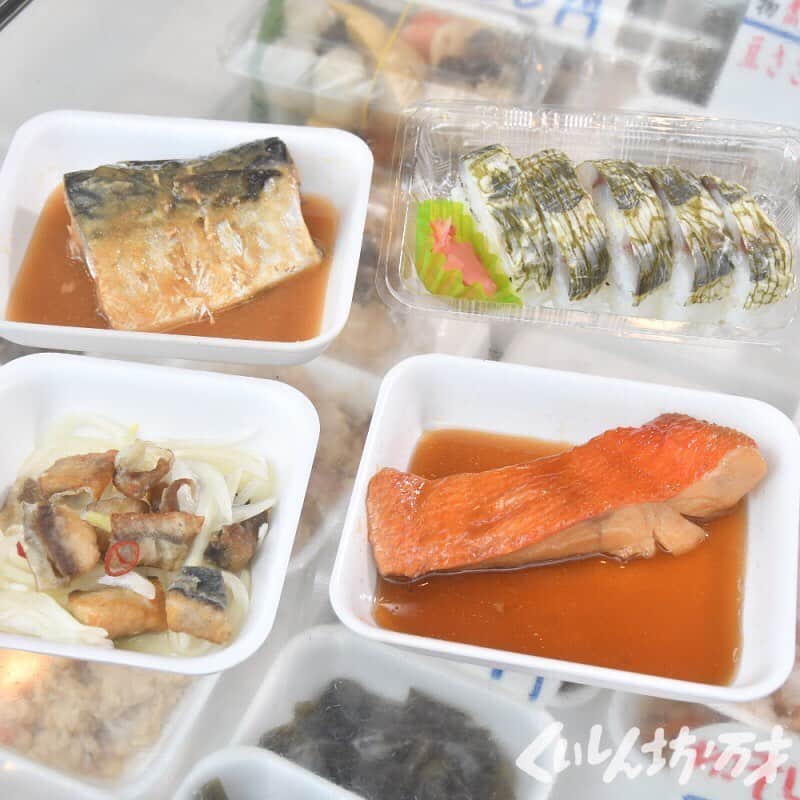 フジテレビ「くいしん坊!万才」さんのインスタグラム写真 - (フジテレビ「くいしん坊!万才」Instagram)「. . . 今日の放送は11時45分〜。 . .  神奈川県の真鶴町は美しい港町として有名です。 今回伺ったのは真鶴駅の近くにある二藤商店。家族経営の人気店です。店先には鮮魚はもちろん、刺身盛り合わせや干物、惣菜などがずらりと並んでいてどれもおいしそう。 . .  中でも大鍋で作る金目鯛の煮つけやさばのみそ煮は味がしっかりと浸み込んでいて、思わず笑顔になるほどのおいしさです。そして、こちらのお店で忘れてはいけない逸品があじの押し寿司。酢じめしたあじと昆布を使った優しい味で、お土産の定番だそうです。酢飯の間にシソや胡麻を入れていているのも味のポイント。 . .  実はこの押し寿司、６代目くいしん坊の梅宮辰夫さんが大好きで、良く買いに来ていたそうです。梅宮さんがこの押し寿司を嬉しそうにほおばる顔を想像しながら食べると、また格別な味になりました。 . .  #松岡修造 のくいしん坊！万才#くいしん坊万才 #神奈川県#真鶴町#鮮魚店の惣菜 #食べ歩き#おいしい#うまい #キッコーマンの提供でお送りします#フジテレビ #全国制覇#くいしん坊映え#料理#料理動画 #wraptheworld#washoku#Japaneseculture #cooking#eat#Japan#fromjapan#food#meal #traditional#taste#famous#temaki」5月24日 11時28分 - kuishinbo_official