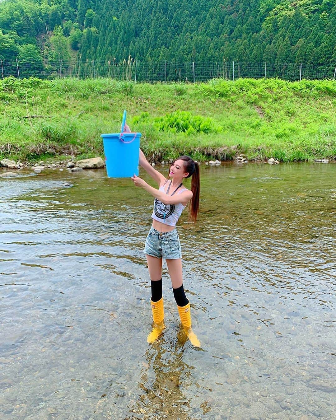 百合華さんのインスタグラム写真 - (百合華Instagram)「京都美山にて行われた稚鮎の放流に人生初参加させていただきました🎶  稚鮎ちゃん達もこの季節になるとおっきくなってきていてとってもお元気ww😳💦 まずは地域の方々と一緒にバケツリレーで放流していきます🥰🥰🥰🥰🥰 御褒美に１匹いただきました❤️ #japan #日本 #kyoto  #京都 #美山 #川 #鮎 #稚鮎 #稚鮎の放流 #鮎の稚魚 #バケツリレー #放流 #人生初 #初参加 #御褒美 #present #プレゼント」5月24日 11時36分 - yurika.lovelily