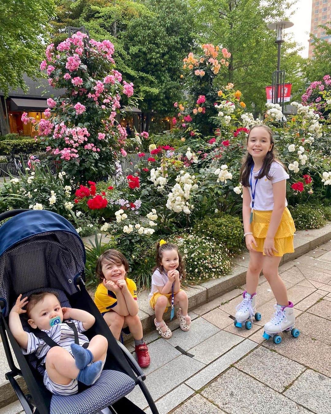 アンナ・オルティス（イニエスタの妻）のインスタグラム：「Nuestra Tribu 🥰🌺 #ravapas💫⁣ ⁣ 私たちのおちびちゃん 🥰🌺」