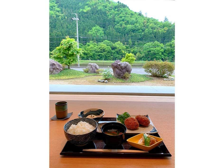 百合華さんのインスタグラム写真 - (百合華Instagram)「京都美山にある開放的な和食屋さん『旬菜 一禾』にて、新緑の山々を眺めながらのランチタイム💕  心地良い微風に癒されつつ一網打尽のジビエ肉を使用した『鹿肉コロッケ御膳』をいただきました🥰  御褒美で貰った稚鮎ちゃんも立派な塩焼きに✨  美山の自然の素晴らしさを五感で愉しめる素敵なひとときで御座いました❤️ #japan #日本 #kyoto  #京都 #美山 #和食 #和食屋さん #旬菜一禾 #lunch #lunchtime  #ランチタイム #鹿肉 #鹿肉コロッケ #ジビエ #ジビエ肉 #一網打尽 #お師匠様 #捕獲 #鹿 #鮎 #稚鮎 #稚鮎の塩焼き  #塩焼き #自然 #五感 #愉しむ #ひととき」5月24日 11時37分 - yurika.lovelily