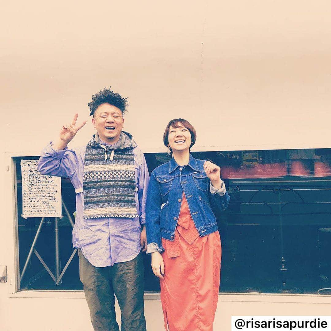 朝倉真司さんのインスタグラム写真 - (朝倉真司Instagram)「りっちゃんこと岡田梨沙 @risarisapurdie のYoutube生配信に呼ばれました。今日の16時半から。 👑Risa Land YouTube Live vol.7﻿ 「朝倉さんといろんな話」﻿ ﻿ 明日5/24のリサランドYouTubeライブ生配信はドラマー・パーカッショニストの朝倉真司さんをゲストにお迎えします！﻿ ﻿ 朝倉さんは私にとって師匠であり、兄のような、友人のような。時にはご意見番でもあり。﻿ とにかくたくさんの事を教わったし、今でもそうだし、あらゆる出来事や人の感情や、なかなか言葉にする事が難しいものを大変共感できる人。と、私は勝手に思っている。﻿ ﻿ そんな朝倉さんと、今まで朝倉さんにオススメされた「本」「雑誌」「ドラマ」「お皿」「服」「雑貨」「お店」なんかを紹介しながら、見てくれている人の日々もちょっと豊かになるような話が出来たらな、なんて思います。﻿ （急に番組っぽい内容を意識してみました。実際はただのリモートサシ呑みになる可能性大です）﻿ ※写真は以前ドラムマガジン取材時に撮ってもらったものです。﻿ ﻿ お楽しみに！﻿ ﻿ 5/24（日）16:30〜﻿ Risa Land Youtube Channel﻿ https://youtu.be/vijUu3Jw4Tw  プロフィールからも飛べます🕊」5月24日 11時38分 - asacses