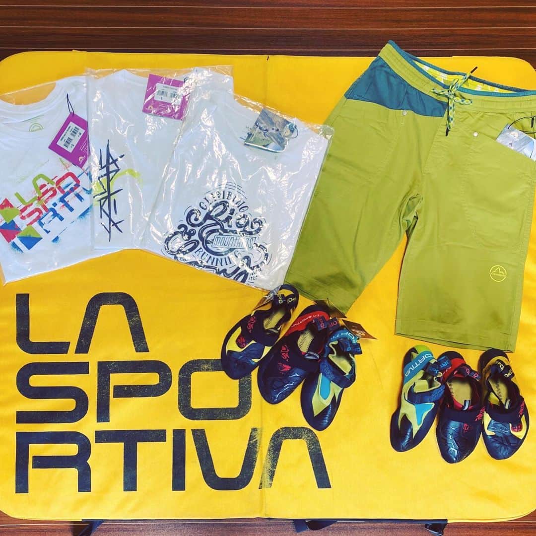 渡部桂太のインスタグラム：「今年も @lasportivajp 様から2020春夏ウェアとシューズが届きました🙌🙌いつもありがとございます🙇‍♂️ 先日、日本でもデリバリー開始となったTheoryやSolution Compはコロナの影響で未だに履けませんが😢 【Skwama】新色のBlack&Poppy 【Python Reboot】Apple Green&Tropicをチョイス✨ スクワマの変更点は色とP3ロゴがシンプルになっただけなので、好きな色を選ぶのがGood👍 そして今回の春夏👕はスポルティバでは珍しく白色Tシャツが増えたので、しっかり発注させていただきました😏 パンツは旧モデルよりも濃い目の黄色に変更され、立体的な造りがクライミング特有のハイステップなど、激しい動きにも対応してくれます👌 参考データ 身長172cm 足26.0cm ウェアM シューズ38 #lasportivagram #lasportivajp  #climbing  #クライミング  #スポルティバ  #アパレル  #クライミングシューズ」