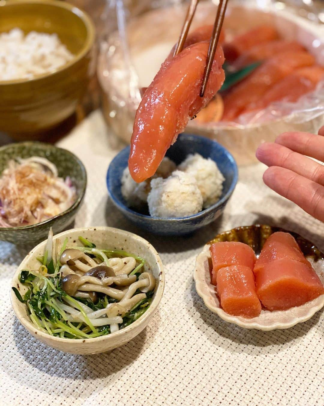 yuu sakuraiさんのインスタグラム写真 - (yuu sakuraiInstagram)「こんにちは♪  お昼ご飯は何を食べるか決まりましたか⁇ 先日はいつもサポートしてくれる仲間へ⭐︎とても美味しいたらこをお取り寄せし、  夜ご飯のおかずやアレンジレシピにしてお昼ご飯に頂きました⭐︎ こちらのタラコは北海道虎杖浜のタラコ屋、 竹丸渋谷水産の極上のたらこです！  食べるとみずみずしい口当たりで、 塩加減もちょうど良くめちゃくちゃご飯に合う(^^) 全国でも透明度を誇る「倶多楽湖」の湧水と、 天日干しされた天然塩を使用して漬け込んだこだわりのタラコで、その中でも厳選されたタラコのみを詰めた贅沢品だそう⭐︎ 箸で持った時の重みもずっしりして、 本当に美味しかったです。 今回届いたのはしぶやのたらこ”スペシャル” @takemarushibuyasuisan  いろんな料理に使えて、 一品あるだけでおかずが華やかになる。  今回は、『簡単タラコうどんカルボナーラ』のレシピを動画で載せさせて頂きました⭐︎ もし、機会があったら試してみて頂けたら嬉しいです⭐︎ #渋谷水産 #たらこ #明太子 #虎杖浜 #おかず #お取り寄せ.通販 #食品通販 #pr #healthy #healthyfood #レシピ #cooking #夜ご飯 #お昼ごはん #ワンプレートごはん」5月24日 11時48分 - food_yuu