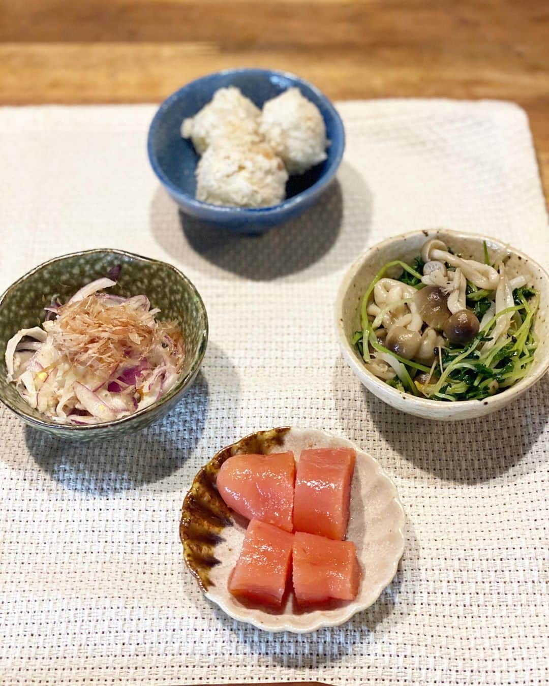 yuu sakuraiさんのインスタグラム写真 - (yuu sakuraiInstagram)「こんにちは♪  お昼ご飯は何を食べるか決まりましたか⁇ 先日はいつもサポートしてくれる仲間へ⭐︎とても美味しいたらこをお取り寄せし、  夜ご飯のおかずやアレンジレシピにしてお昼ご飯に頂きました⭐︎ こちらのタラコは北海道虎杖浜のタラコ屋、 竹丸渋谷水産の極上のたらこです！  食べるとみずみずしい口当たりで、 塩加減もちょうど良くめちゃくちゃご飯に合う(^^) 全国でも透明度を誇る「倶多楽湖」の湧水と、 天日干しされた天然塩を使用して漬け込んだこだわりのタラコで、その中でも厳選されたタラコのみを詰めた贅沢品だそう⭐︎ 箸で持った時の重みもずっしりして、 本当に美味しかったです。 今回届いたのはしぶやのたらこ”スペシャル” @takemarushibuyasuisan  いろんな料理に使えて、 一品あるだけでおかずが華やかになる。  今回は、『簡単タラコうどんカルボナーラ』のレシピを動画で載せさせて頂きました⭐︎ もし、機会があったら試してみて頂けたら嬉しいです⭐︎ #渋谷水産 #たらこ #明太子 #虎杖浜 #おかず #お取り寄せ.通販 #食品通販 #pr #healthy #healthyfood #レシピ #cooking #夜ご飯 #お昼ごはん #ワンプレートごはん」5月24日 11時48分 - food_yuu