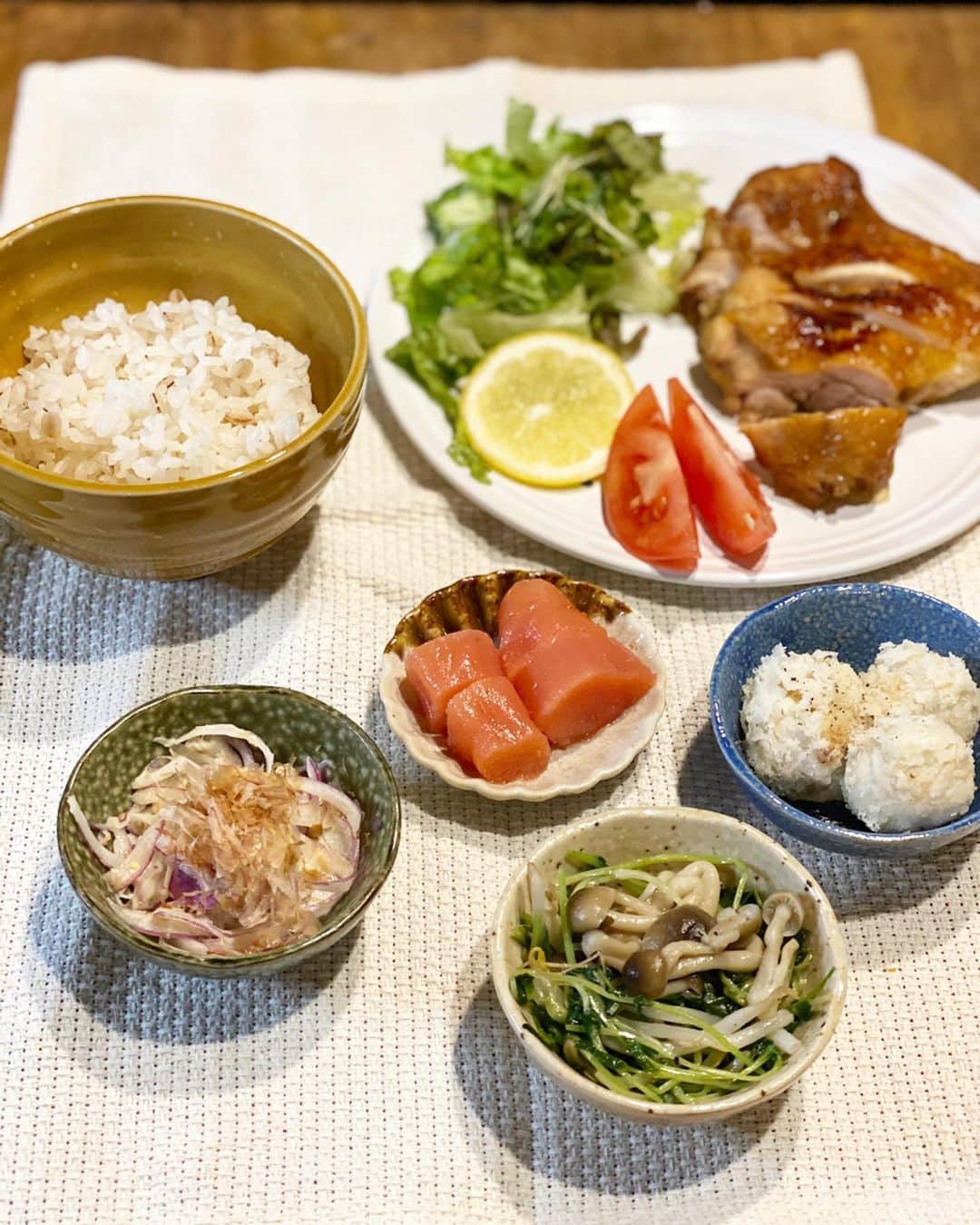 yuu sakuraiさんのインスタグラム写真 - (yuu sakuraiInstagram)「こんにちは♪  お昼ご飯は何を食べるか決まりましたか⁇ 先日はいつもサポートしてくれる仲間へ⭐︎とても美味しいたらこをお取り寄せし、  夜ご飯のおかずやアレンジレシピにしてお昼ご飯に頂きました⭐︎ こちらのタラコは北海道虎杖浜のタラコ屋、 竹丸渋谷水産の極上のたらこです！  食べるとみずみずしい口当たりで、 塩加減もちょうど良くめちゃくちゃご飯に合う(^^) 全国でも透明度を誇る「倶多楽湖」の湧水と、 天日干しされた天然塩を使用して漬け込んだこだわりのタラコで、その中でも厳選されたタラコのみを詰めた贅沢品だそう⭐︎ 箸で持った時の重みもずっしりして、 本当に美味しかったです。 今回届いたのはしぶやのたらこ”スペシャル” @takemarushibuyasuisan  いろんな料理に使えて、 一品あるだけでおかずが華やかになる。  今回は、『簡単タラコうどんカルボナーラ』のレシピを動画で載せさせて頂きました⭐︎ もし、機会があったら試してみて頂けたら嬉しいです⭐︎ #渋谷水産 #たらこ #明太子 #虎杖浜 #おかず #お取り寄せ.通販 #食品通販 #pr #healthy #healthyfood #レシピ #cooking #夜ご飯 #お昼ごはん #ワンプレートごはん」5月24日 11時48分 - food_yuu
