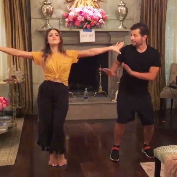 エリザベス・ギリースのインスタグラム：「For those still binging, here’s a cute little video of @rafaeldlf & I rehearsing “You Can’t Hurry Love” from the musical episode 😘」