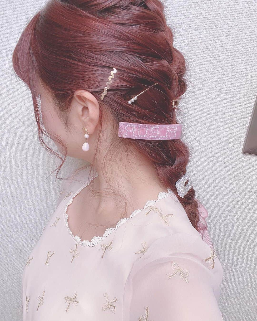 青木美沙子さんのインスタグラム写真 - (青木美沙子Instagram)「セルフヘアアレンジ💓 ただ編み込みしただけの簡単アレンジ❣️今流行りのスキマエガミにしてみたょ❣️」5月24日 11時43分 - misakoaoki