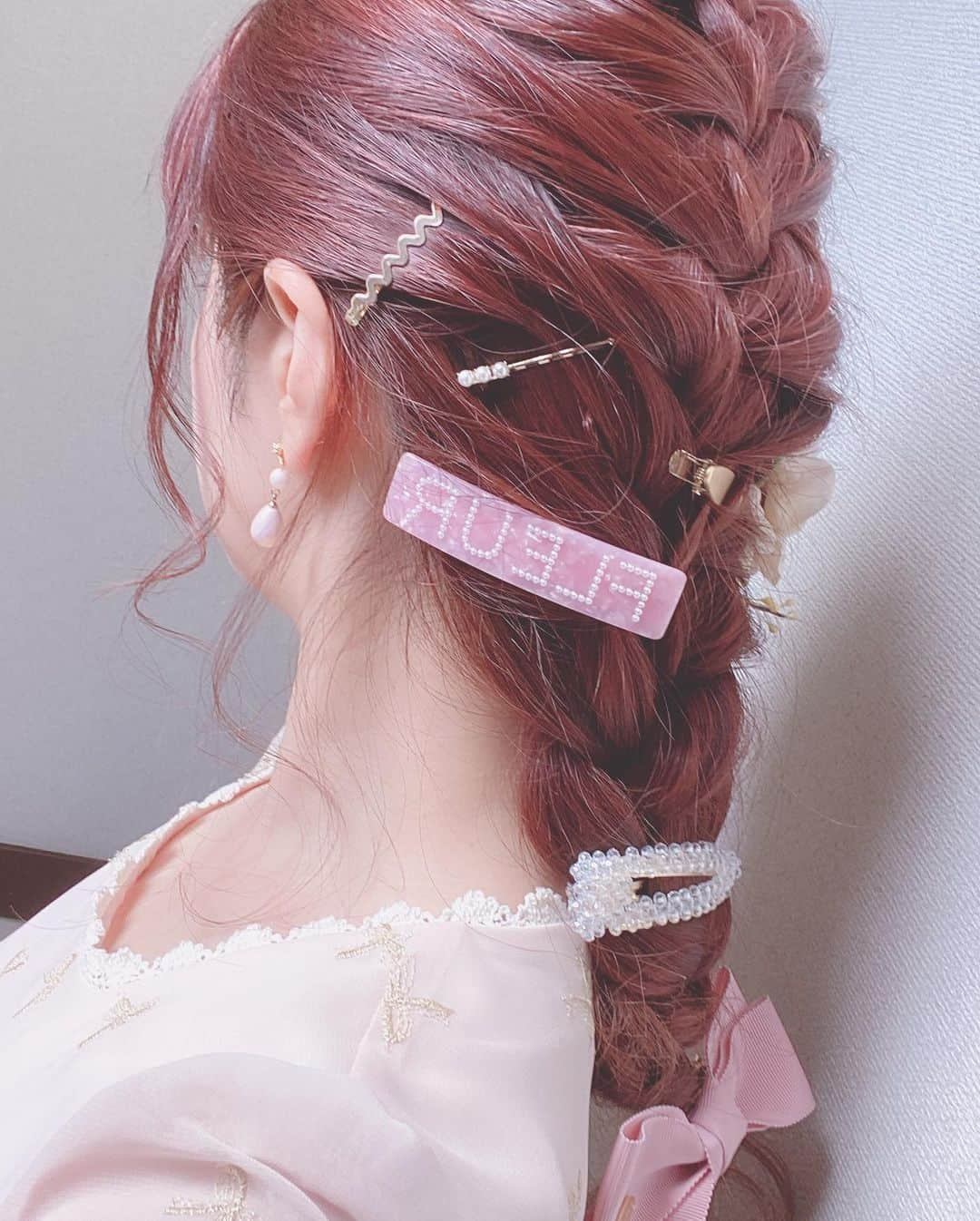 青木美沙子さんのインスタグラム写真 - (青木美沙子Instagram)「セルフヘアアレンジ💓 ただ編み込みしただけの簡単アレンジ❣️今流行りのスキマエガミにしてみたょ❣️」5月24日 11時43分 - misakoaoki