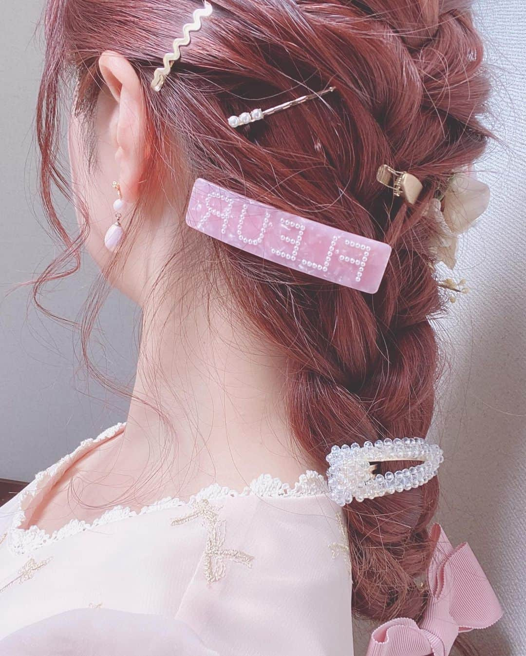 青木美沙子さんのインスタグラム写真 - (青木美沙子Instagram)「セルフヘアアレンジ💓 ただ編み込みしただけの簡単アレンジ❣️今流行りのスキマエガミにしてみたょ❣️」5月24日 11時43分 - misakoaoki