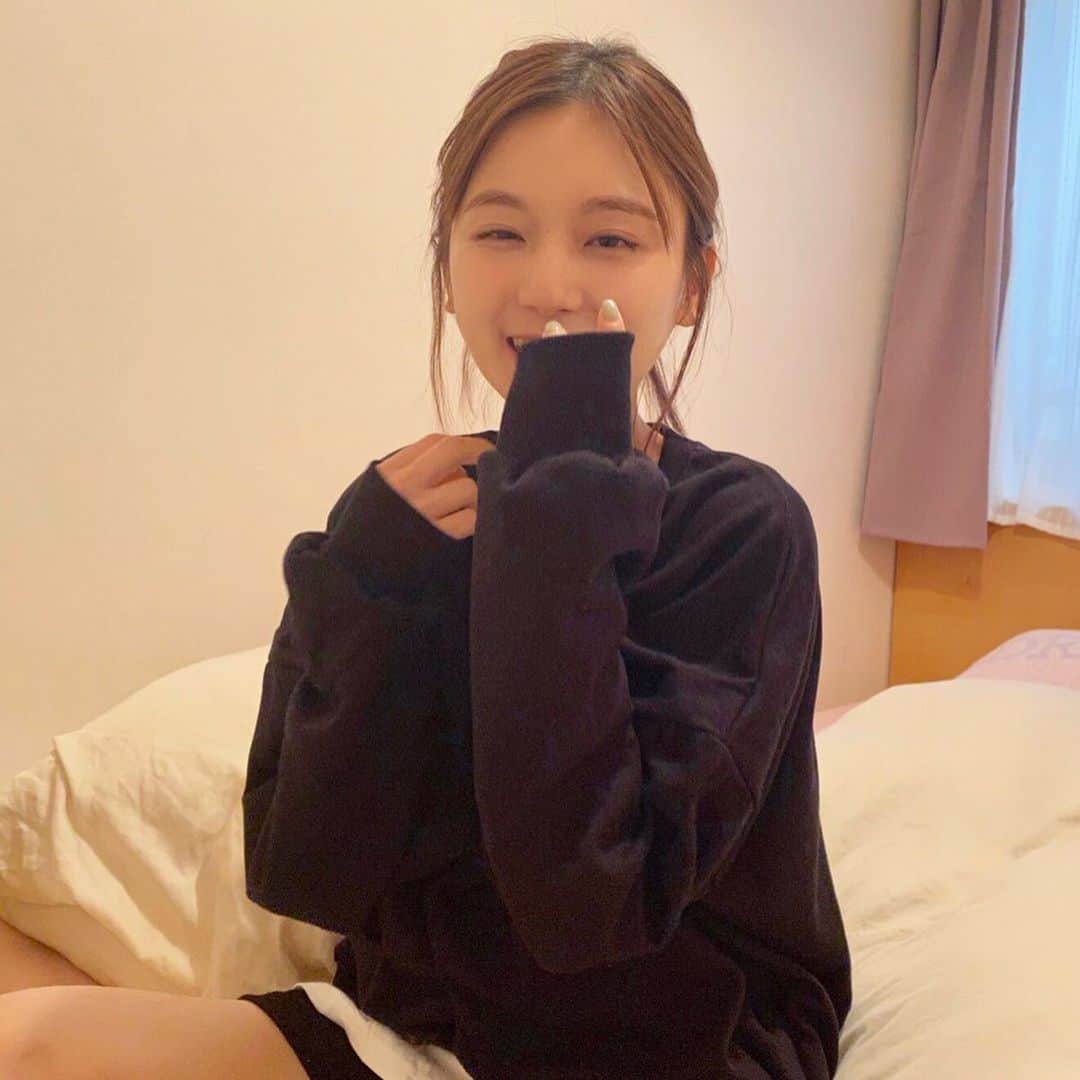 ひよんのインスタグラム：「🌼👖 ㅤㅤㅤㅤㅤㅤㅤㅤㅤㅤㅤㅤㅤ 最近この #彼服レンタルセットアップ が 心地良くてお家時間での出番多め🥰👫❤️ 彼のお洋服を借りたみたいなオーバーサイズが萌え💓ㅋㅋㅋㅋ ㅤㅤㅤㅤㅤㅤㅤㅤㅤㅤㅤㅤㅤ 実際に男の人も着れるから、 カップルさんは色違いで来てほしいな🥳💖 ひよんも色違いで着れる人がいたら 間違いなくプレゼントするのに。。爆 ㅤㅤㅤㅤㅤㅤㅤㅤㅤㅤㅤㅤ @9unq.official  #9unq #9unqstyle #9unqコーデ #꾸안꾸 #クアンク #ひよん」