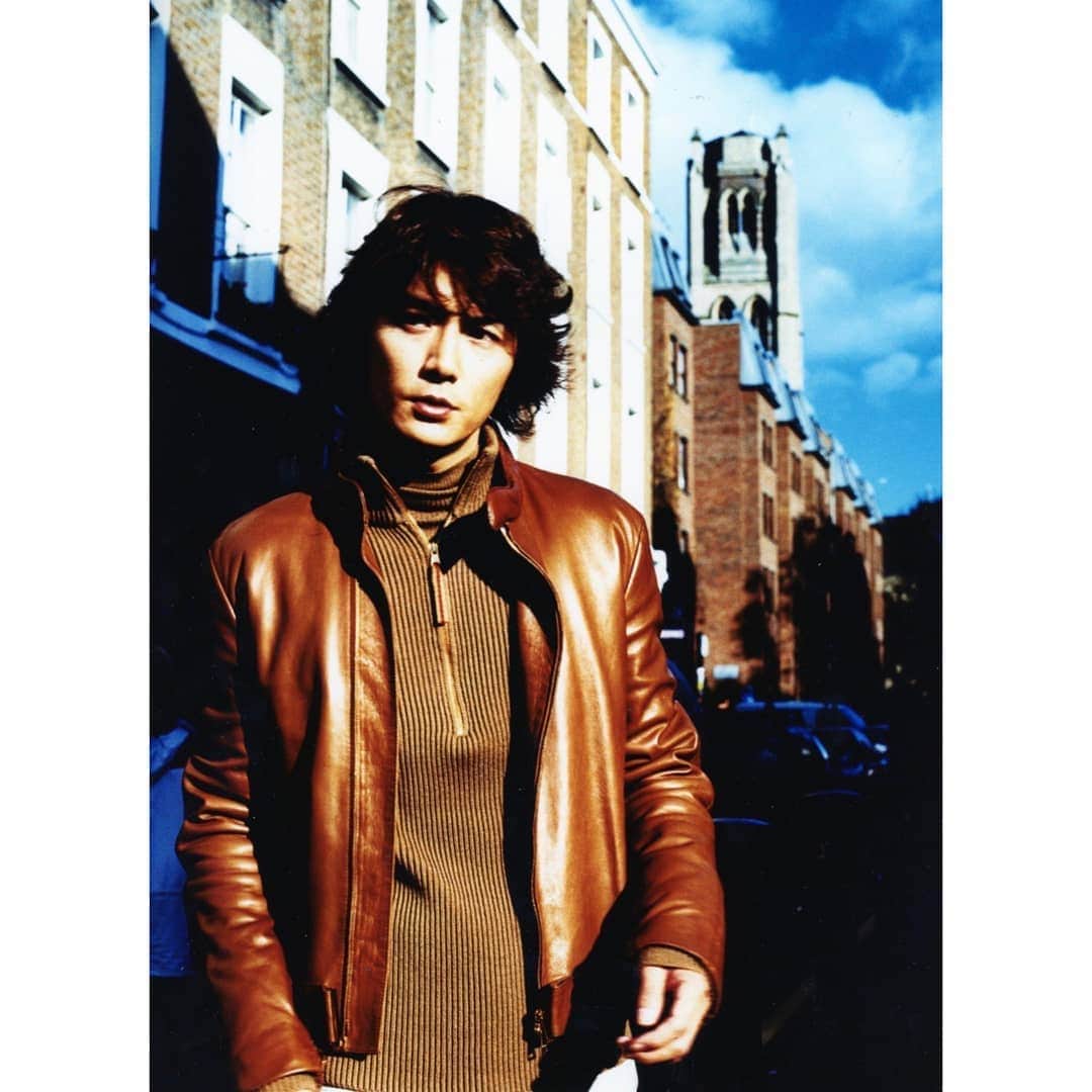 福山雅治さんのインスタグラム写真 - (福山雅治Instagram)「2000年に「MAGNUM CLASSICS」のレコーディングで初めて訪れたロンドン。 このシチュエーションの写真が何に使われていたのか…、教えてもらってもいいですか。福  #福山雅治PHOTOSTREAM #2000年 #UnitedKingdom #London #BROS1991」5月24日 11時57分 - masaharu_fukuyama_official