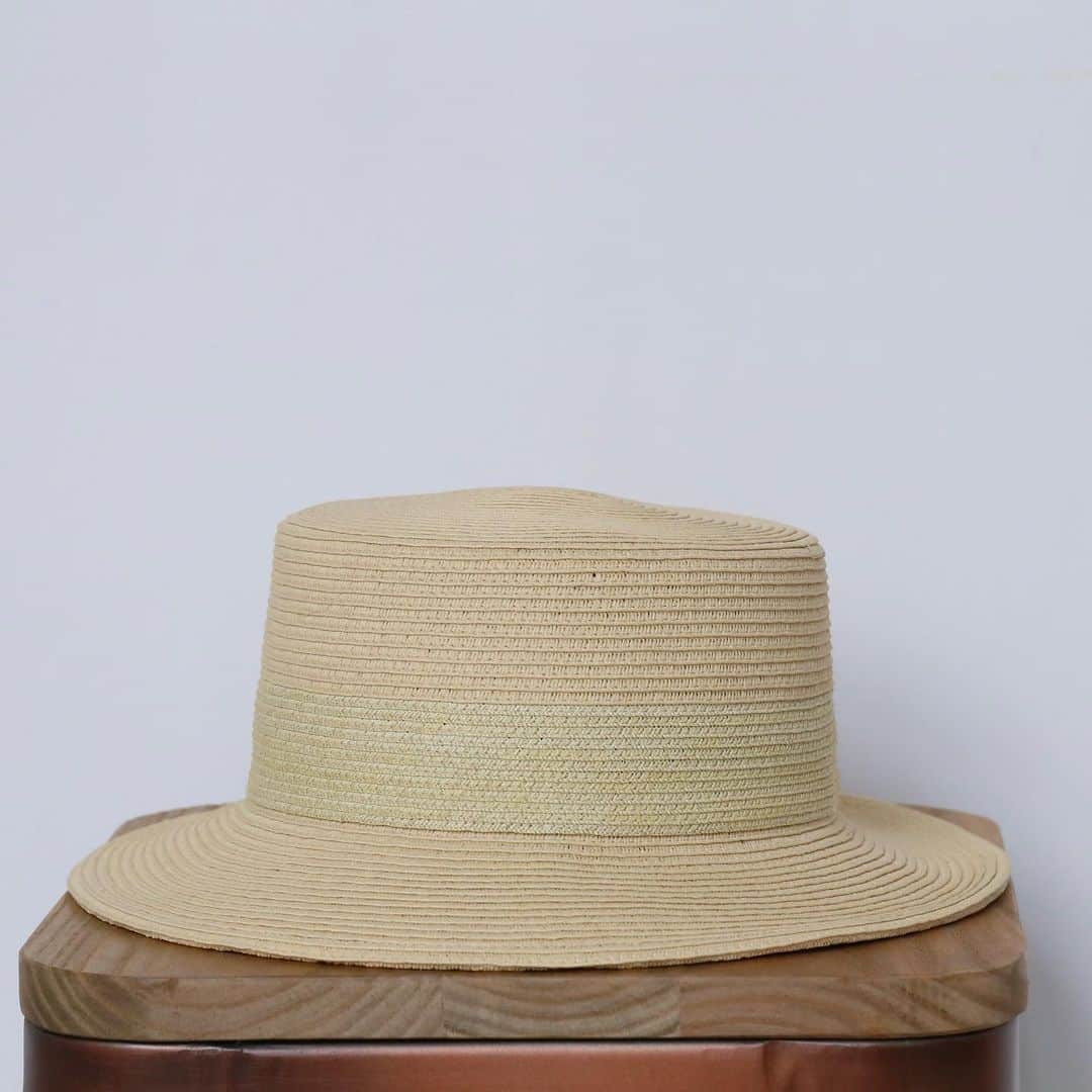 田中美里さんのインスタグラム写真 - (田中美里Instagram)「カンカン帽が再販されました！  ぐるぐるとペーパーブレードで縫製してあるのでしっかりした感触です。  つば約7cm、高さ約9cmの広つばタイプで日よけにも効果的。  浅すぎず深すぎずのちょうど良い高さです。  シンプルなデザインなのでパンツやワンピースなどコーディネートしやすいアイテムです。  内側のベルト部分でサイズ調整が可能です。  是非、チェックしてみてくださいね。 ネットからもご購入可能です。 @jin_no_beat_shite_cassie  #jinnobeatshitecassie  #帽子 #hat #カンカン帽 #アジャスター付き #unchapeau  #yaokichi  photo by fujiko」5月24日 11時52分 - misatotanaka77