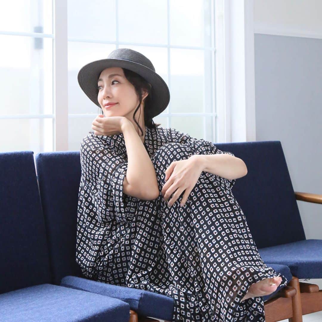 田中美里のインスタグラム：「カンカン帽が再販されました！  ぐるぐるとペーパーブレードで縫製してあるのでしっかりした感触です。  つば約7cm、高さ約9cmの広つばタイプで日よけにも効果的。  浅すぎず深すぎずのちょうど良い高さです。  シンプルなデザインなのでパンツやワンピースなどコーディネートしやすいアイテムです。  内側のベルト部分でサイズ調整が可能です。  是非、チェックしてみてくださいね。 ネットからもご購入可能です。 @jin_no_beat_shite_cassie  #jinnobeatshitecassie  #帽子 #hat #カンカン帽 #アジャスター付き #unchapeau  #yaokichi  photo by fujiko」