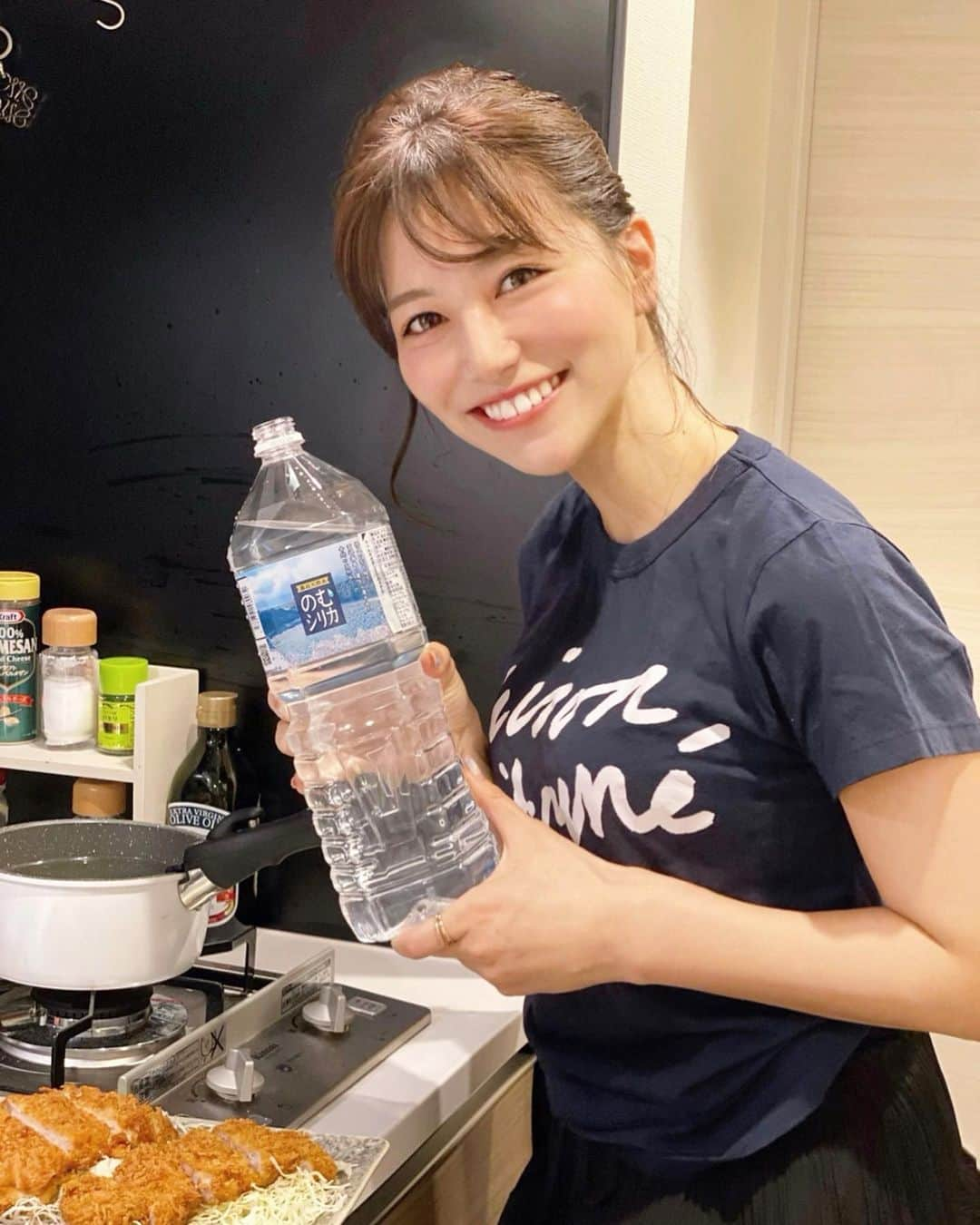 石井里奈さんのインスタグラム写真 - (石井里奈Instagram)「こんにちは☀️ . 休日の一コマ🏠 大好きなとんかつに合わせて、お味噌汁作り🍳✨ . 以前から紹介しているシリカ水@nomusilica_official で作ったよ👨‍🍳💕 . おうち時間が増えて、自炊の回数も増えた今、朝の一杯のお水だけでなく、お料理でもシリカ水が大活躍😍 . シリカ水でお料理するとさらにおいしくなるのだよ😋😋体質改善や新陳代謝をあげてくれるから健康的だし、自宅にいる時間が増えたので、お水がお家にあるとなんだか安心だよね🥰 . ずっと@コスメで1位なのも本当すごい😋 あーついつい食べ過ぎちゃった😛😛 . 午後も素敵な時間になりますように✨ . #シリカ #シリカ水 #のむシリカ #霧島天然水 #supported #料理 #クッキングラム #おうち時間 #おうちごはん #手料理 #味噌汁 #お水 #水 #water #おうちごはんlover #おうちごはん部 #とんかつ #献立 #自炊 #自炊女子 #部屋着 #お味噌汁 #健康 #健康ごはん #健康食 #健康オタク #美容 #美容好き #healthylifestyle #lifestyle」5月24日 12時02分 - ri7tin1025