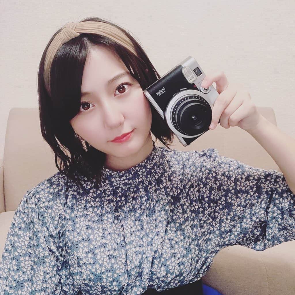 新井愛瞳のインスタグラム：「おうちチェキ会。 携帯に残る写真もいいけど、 形にして残るチェキも好き。  髪が伸びたのでカチューシャを購入してみました。今年はアクセサリー選びに力入れてみます。  #チェキ #アプガ」