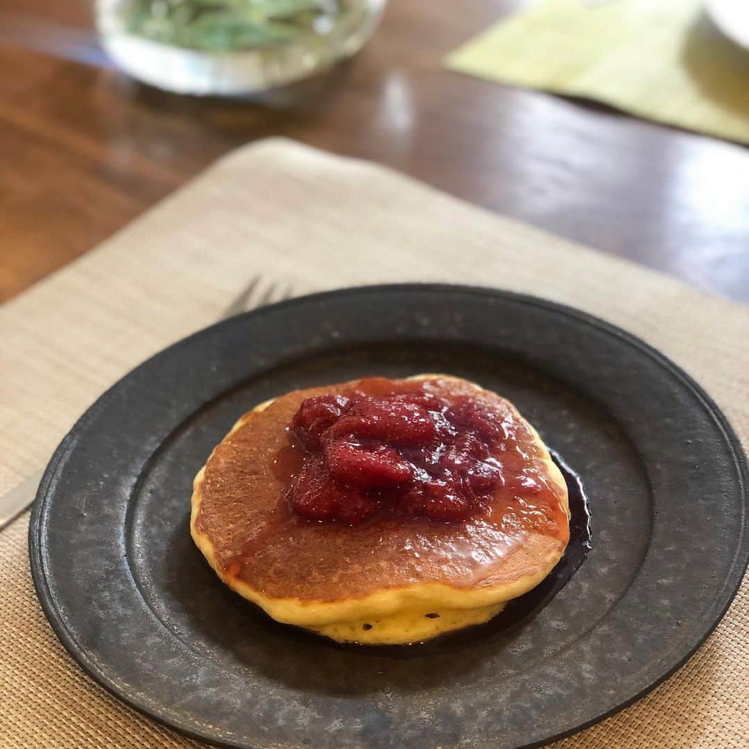 雨宮朋絵さんのインスタグラム写真 - (雨宮朋絵Instagram)「母から手作りいちごジャムをもらったのでホットケーキにモリモリのせ。 いくらでも食べられるおいしさ♡」5月24日 12時15分 - amemiyatomoe